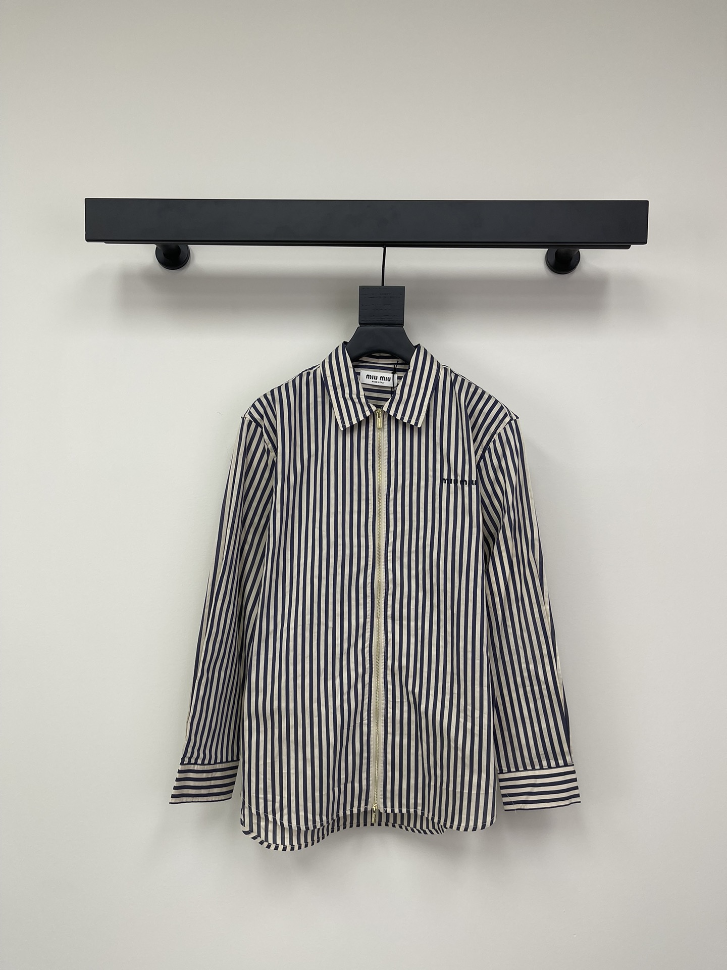 NO:314134,Miumi*25 early spring Miao style outfit, embroidered logo vertical striped zipper loose shirt!  A sweet and salty temperament layered single product!  Loose and versatile style is not picky!  Custom imported pure cotton fabric!  Workmanship quality depends on details.SML AA, miumiu,shirts,alexander wang19860909Miumi*25早春缪系穿搭 刺绣logo竖条纹拉链宽松衬衫！可甜可盐气质叠穿单品！宽松版型百搭不挑人！定制进口纯棉面料！做工品质看细节.SML AA,,miumiu,shirts,alexander wang,Women's clothing