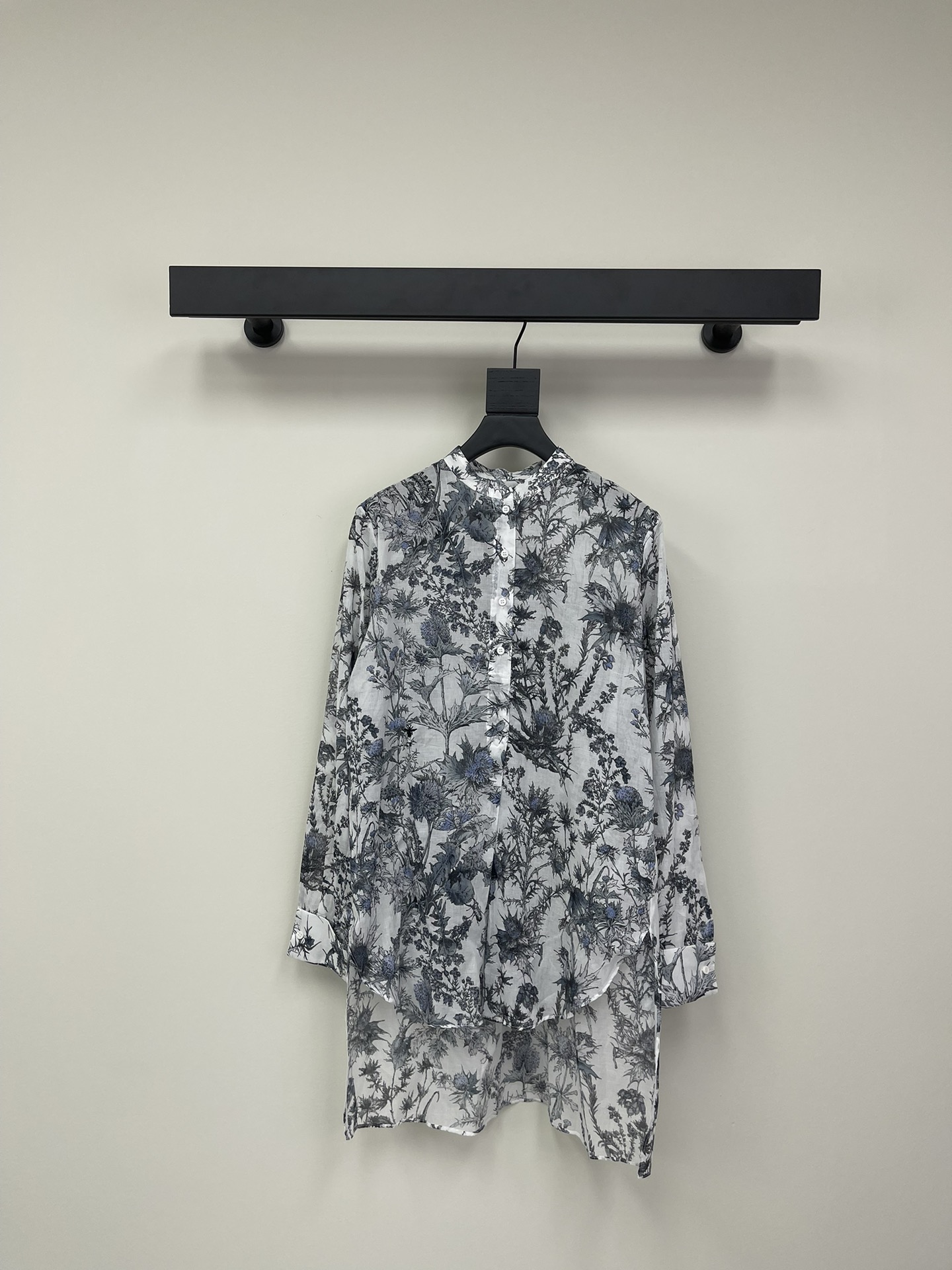 NO:314082,Dio*CD25 early spring new plant print series @ front short and back long shirt. The new pattern retro pattern adds artistic sense. The front short and back long trousers shirt design is matched with a three-dimensional pleated skirt. A set of top body reduces age and girlish style. It is good for daily travel, pure cotton fabric. SML AA, dior, skirts, shirts, alexander wang19860909Dio*CD25早春新款植物印花系列@前短后长衬衫.新花色的图案复古又增添艺术感,前短后长长裤衬衫设计,搭配立体压褶裙摆,一套搭配上身减龄又少女风.日常出街都不错,纯棉面料.一色SML AA,,dior,skirts,shirts,alexander wang,Women's clothing