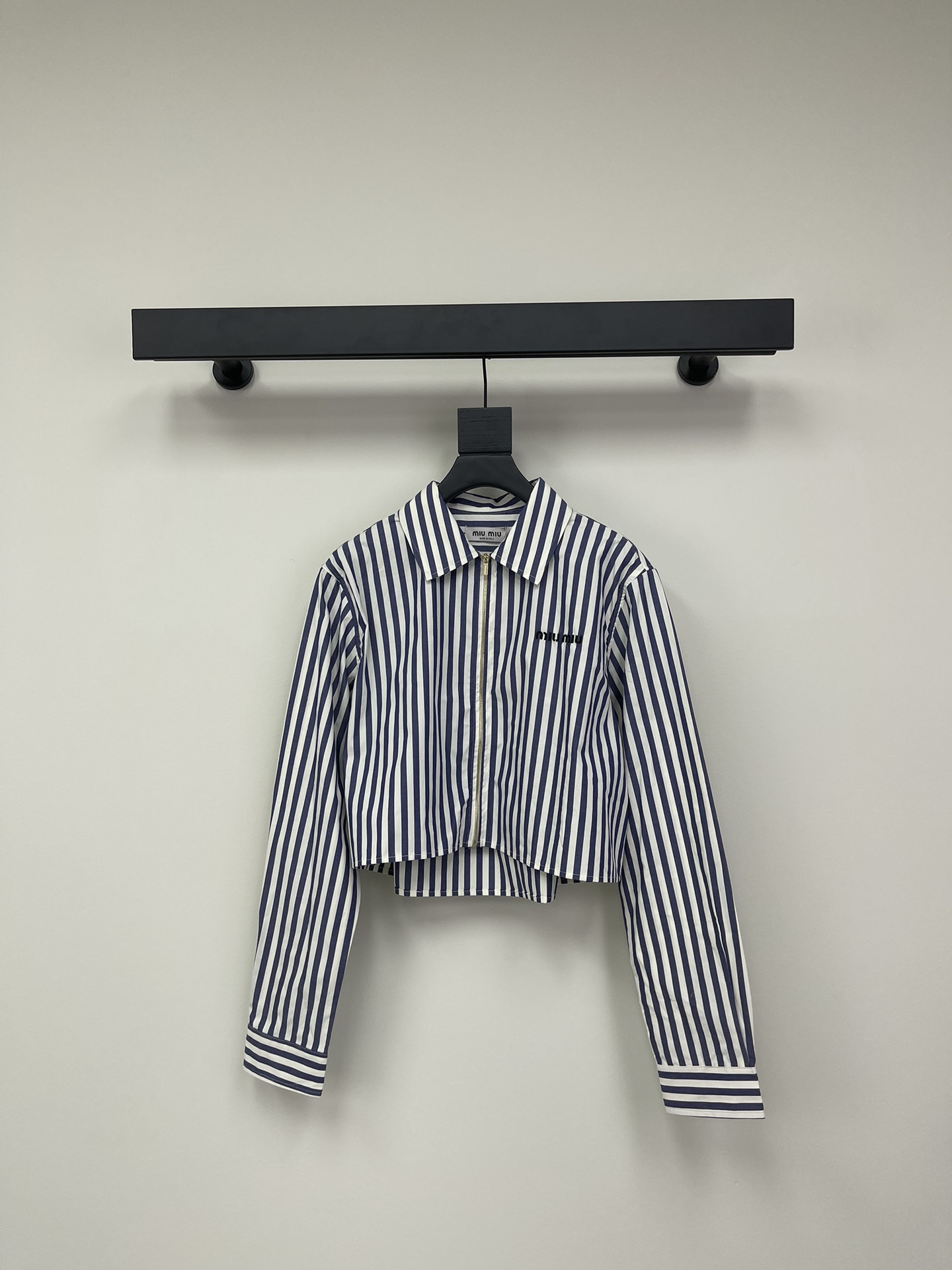 NO:314138,Miumi*25 early spring Miao style outfit!  Vertical striped zipper embroidered logo shirt!  A sweet and salty temperament layered single product!  The short loose style is versatile and not picky!  Custom imported pure cotton fabric!  Workmanship quality depends on details.SML AA, miumiu,shirts,alexander wang19860909Miumi*25早春缪系穿搭！竖条纹拉链刺绣logo衬衫！可甜可盐气质叠穿单品！小短款宽松版型百搭不挑人！定制进口纯棉面料！做工品质看细节.SML AA,,miumiu,shirts,alexander wang,Women's clothing