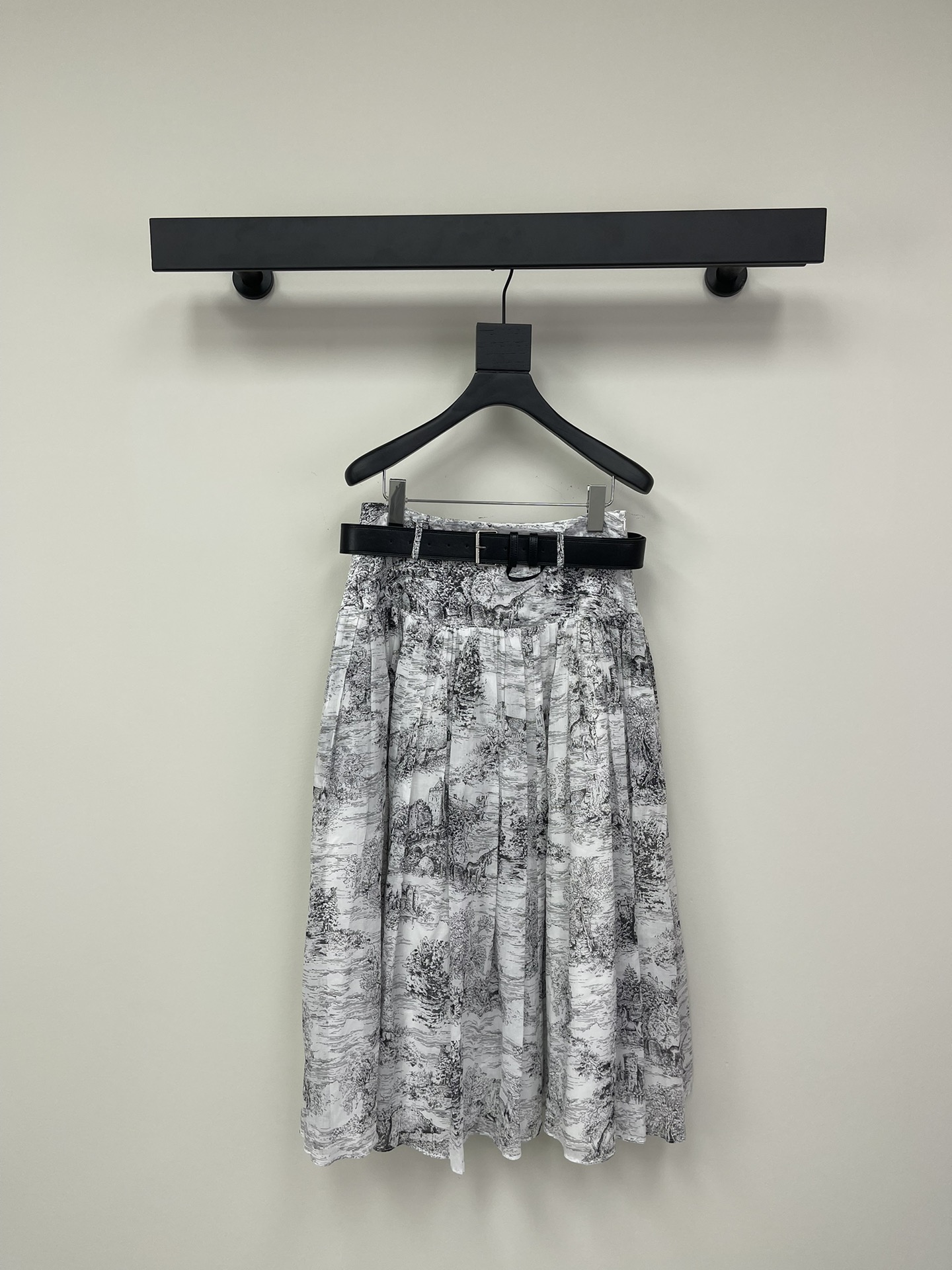 NO:314079,Dio* CD25 early spring new product Reverse Juyi Architectural Garden Jungle Pattern Printed Long Sleeve Shirt   Pleated Skirt Set, Contains the body casual and elegant, Delivery belt, Full cotton material breathable, Easy to create a fashionable style, comfortable and easy to wear, full of texture, Pearl button decoration is super exquisite, temperament, white, rich and beautiful super age-reducing artifact, lazy and romantic vacation style, SML shirt AA23988390 Skirt AA23988550,,dior,versace,skirts,shirts,alexander wang19860909Dio* CD25早春新品Reverse 茹伊建筑花园丛林图案印花长袖衬衫 百褶半裙套装 摆包容身材随性优雅 配送腰带哦 全棉材质透气 轻松打造时髦范 舒适又好穿质感十足 珍珠纽扣装饰超级精致 气质白富美超级减龄神器 慵懒的浪漫度假风 SML  衬衫AA23988390 半裙AA23988550,,dior,versace,skirts,shirts,alexander wang,Women's clothing