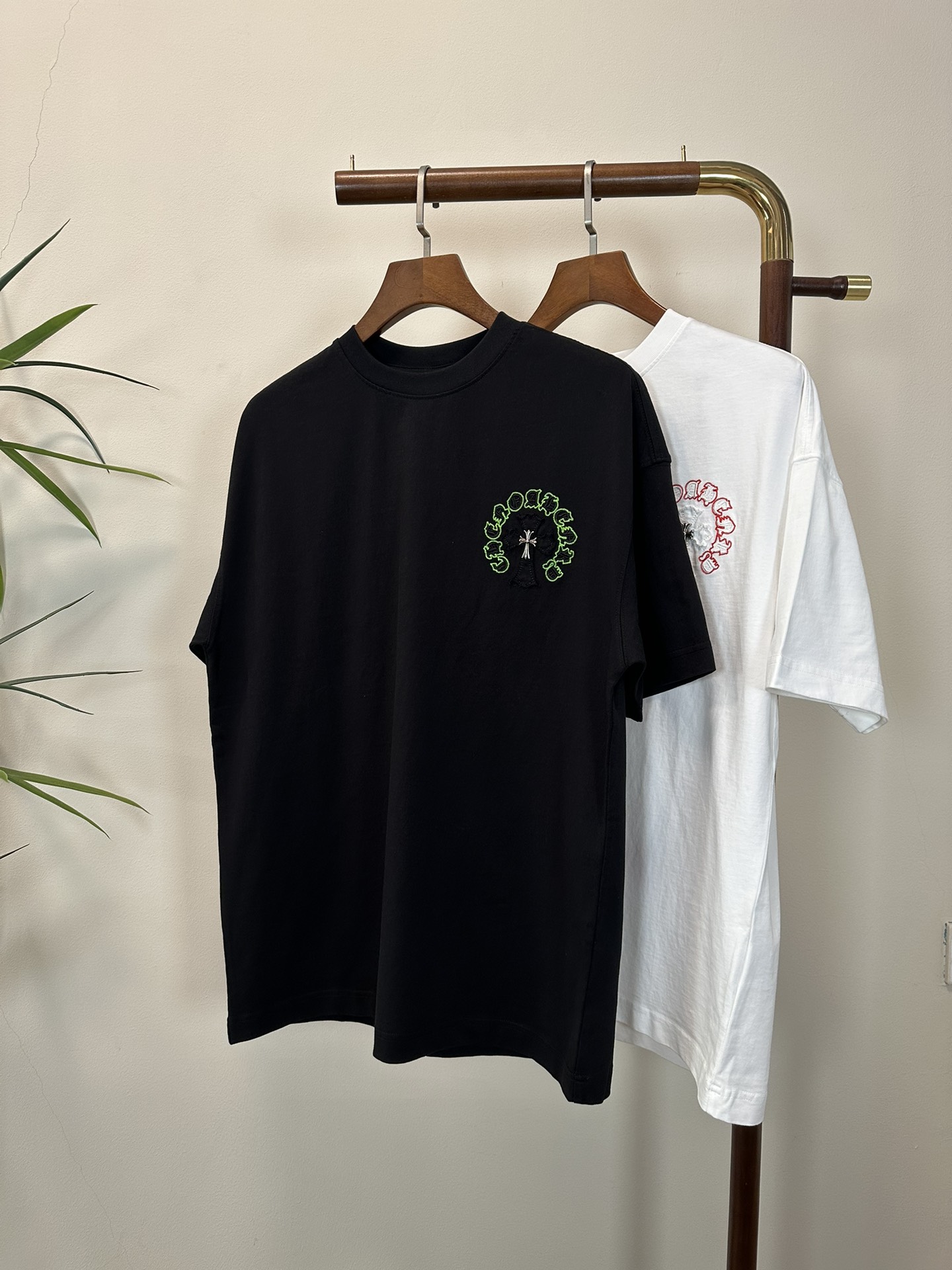 NO:416499,(Supports after-sales service after-sales service) CH Croxin new style round neck short-sleeved T-shirt high-end version!  Customized fabrics for counters are breathable and comfortable, with impeccable details, and the brand element design concept reflects high quality. The feel is delicate and soft!  It is casually cut, with a great upper body style!  S-XL, chrome hearts, T-shirt,tees, t-shirt,alexander wang19860909（支持年后售后） CH 克罗心新款 圆领 短袖 T恤 高端版本！专柜定制面料 透气舒适度高,细节无可挑剔,品牌元素设计理念,体现高品质.手感细腻柔软！呈现休闲裁剪,上身版型超赞！ 码数S- XL,,chrome hearts,T-shirt,tees，t-shirt,alexander wang,Men's clothing