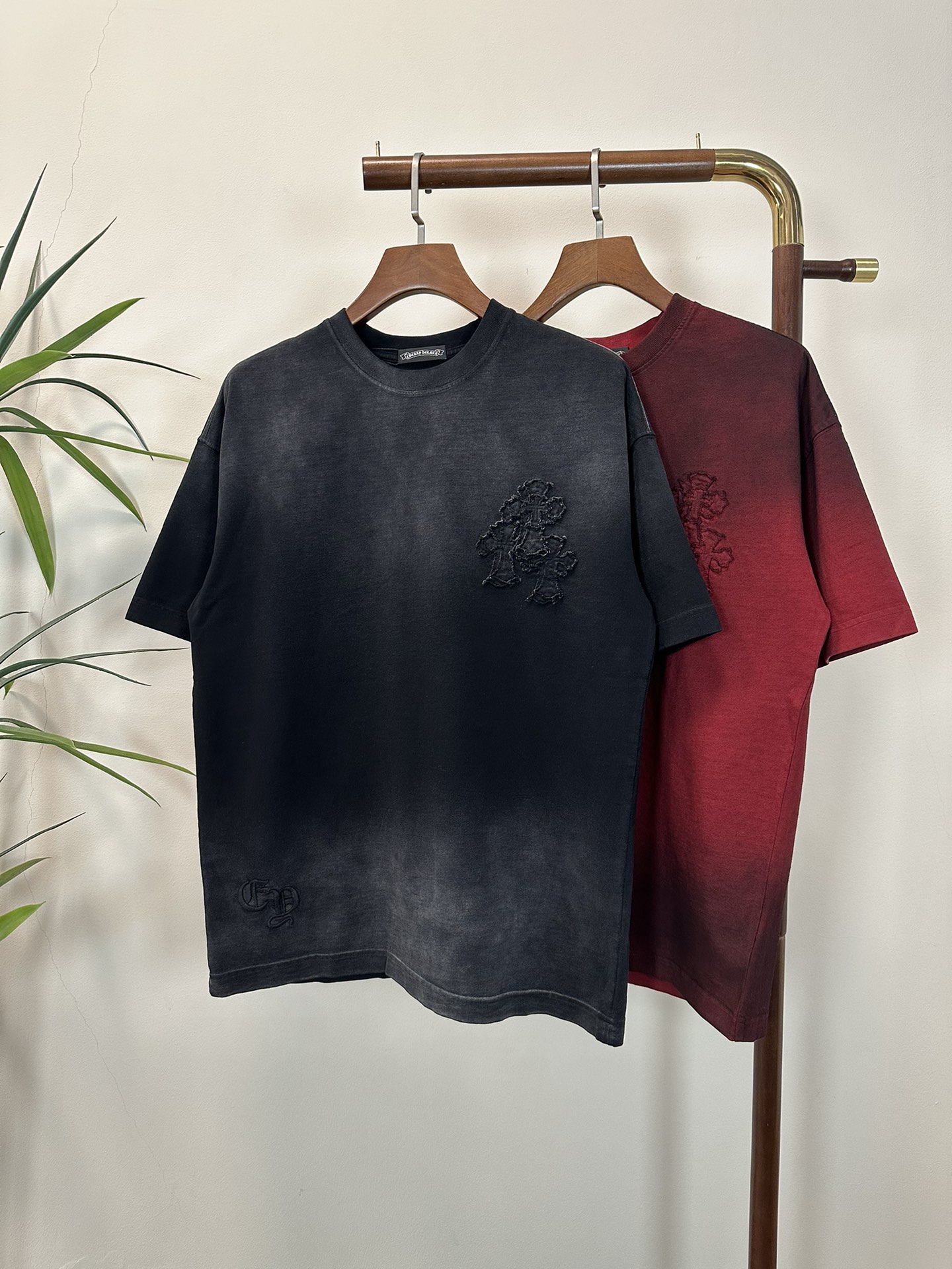 NO:413134,CH Croxin new style round neck short-sleeved T-shirt high-end version!  Customized fabrics for counters are breathable and comfortable, with impeccable details, and the brand element design concept reflects high quality. The feel is delicate and soft!  It is casually cut, with a great upper body style!  S-XL, chrome hearts, T-shirt,tees, t-shirt,alexander wang19860909CH 克罗心新款 圆领 短袖 T恤 高端版本！专柜定制面料 透气舒适度高,细节无可挑剔,品牌元素设计理念,体现高品质.手感细腻柔软！呈现休闲裁剪,上身版型超赞！ 码数S- XL,,chrome hearts,T-shirt,tees，t-shirt,alexander wang,Men's clothing