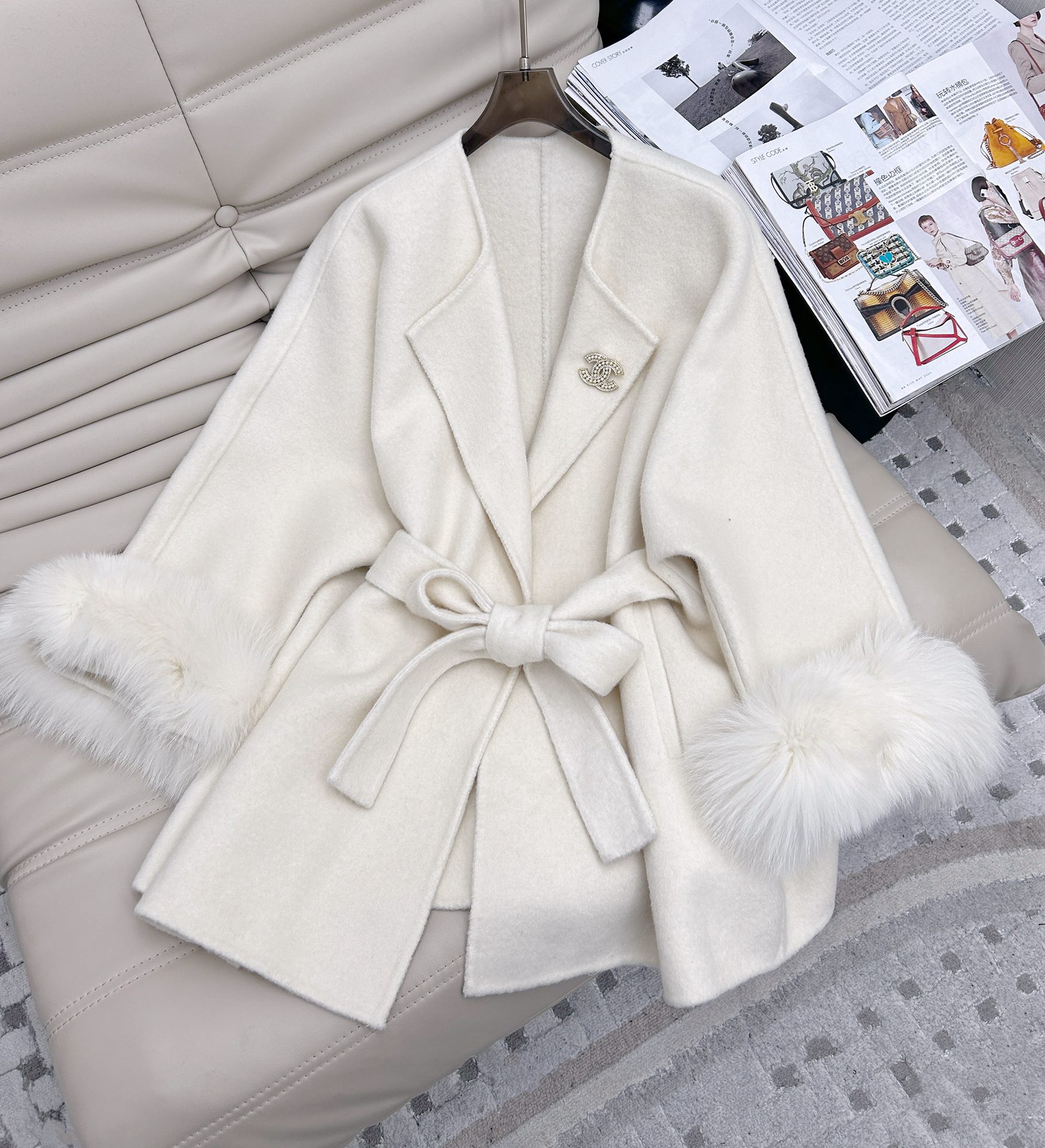 NO:297584,——Shangxin High-end custom wool double-sided wool with top-grade fox wool coat, neckline with M-home exclusive titanium brooch, top-grade imported Australian wool fox wool customization, top quality soft feel Only high-quality coats are selected SML, Brooch, breastpin, alexander wang19860909—— 上新 高端定制羊毛双面呢配顶级狐狸毛大衣, 领口配M家专属钛金胸针, 采用顶级 进口澳洲羊毛狐狸毛定制,顶级品质 柔和手感 大衣只选高品质的 码数SML,,brooch，breastpin,alexander wang,Women's clothing