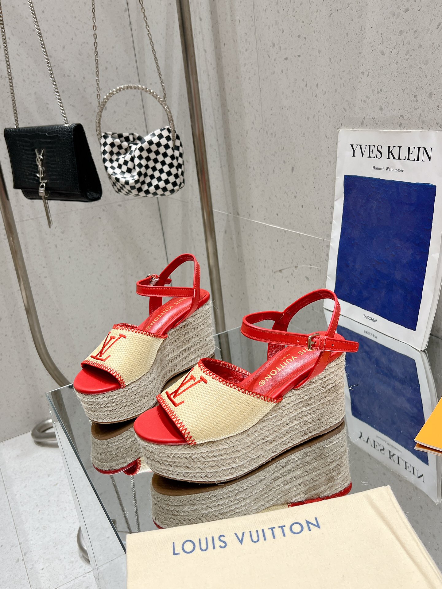 NO:264657,Upgraded version purchasing level Starboard series latest wedge sandals elegant and elegant, goddess must enter, hemp rope woven wedge comes from traditional canvas slippers design, cowhide ankle strap can be adjusted by inscription buckle. The workmanship can be seen to make shoes carefully, bought original development, 1:1 original reproduction, all compared with zp customization, details nice material original antique waxed cowhide Inner: footbed full sheepskin outsole Italian leather outsole Heel height: 10cm Water table 6cm Shoe size: 34-42 (34.41.42. Custom made no return), sandals, sandals, cowhide, sheepskin, Leather soles19860909升级版本代购级别 Starboard 系列最新款坡跟凉鞋优雅大方气质女神必入,麻绳编织坡跟源自传统帆布便鞋设计,牛皮革踝带可通过铭纹搭扣调节. 做工看的到用心做好鞋,买了原版开发、1:1原版复刻,全部对比zp定制,细节nice 材料原版仿旧打蜡牛皮 内里:垫脚全羊皮 大底意大利真皮大底 跟高:10cm 水台6cm 鞋码: 34-42(34.41.42.定做不退换),凉鞋,sandals,cowhide,sheepskin,Leather soles,Women's Shoes