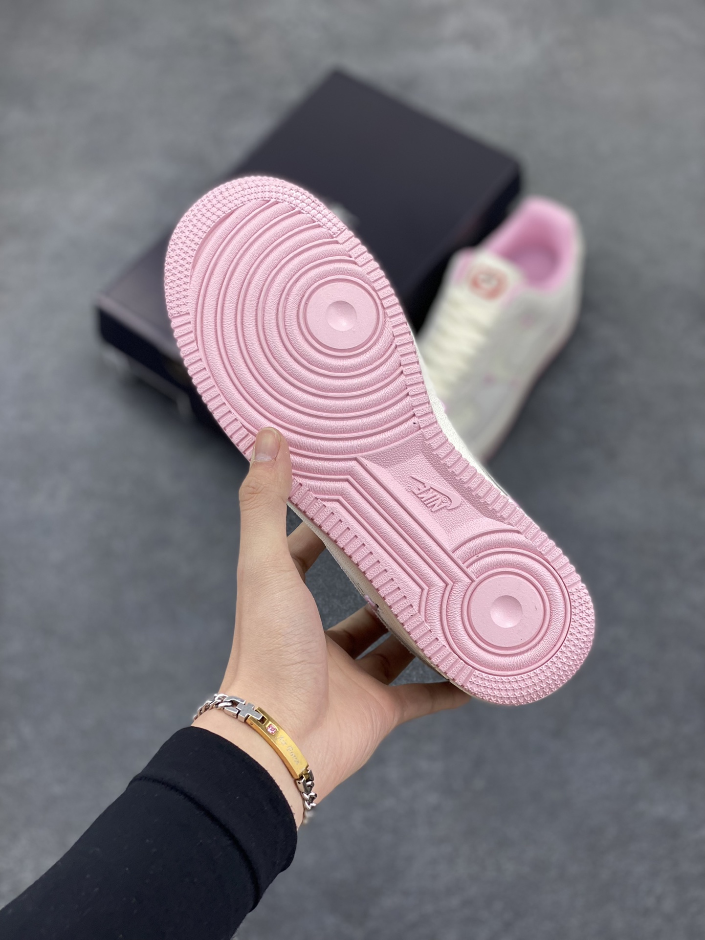 图片[5]-Nike Air Force 1 Low 苹果情人节 原楦头原纸板 打造纯正空军版型 专注外贸渠道 全掌内置蜂窝气垫 原盒配件 原厂中底钢印、拉帮完美 货号：HV5992-111 尺码：36 36.5 37.5 38 38.5 39 40 40.5 41 42 42.5 43 44 44.5 45-选品中心