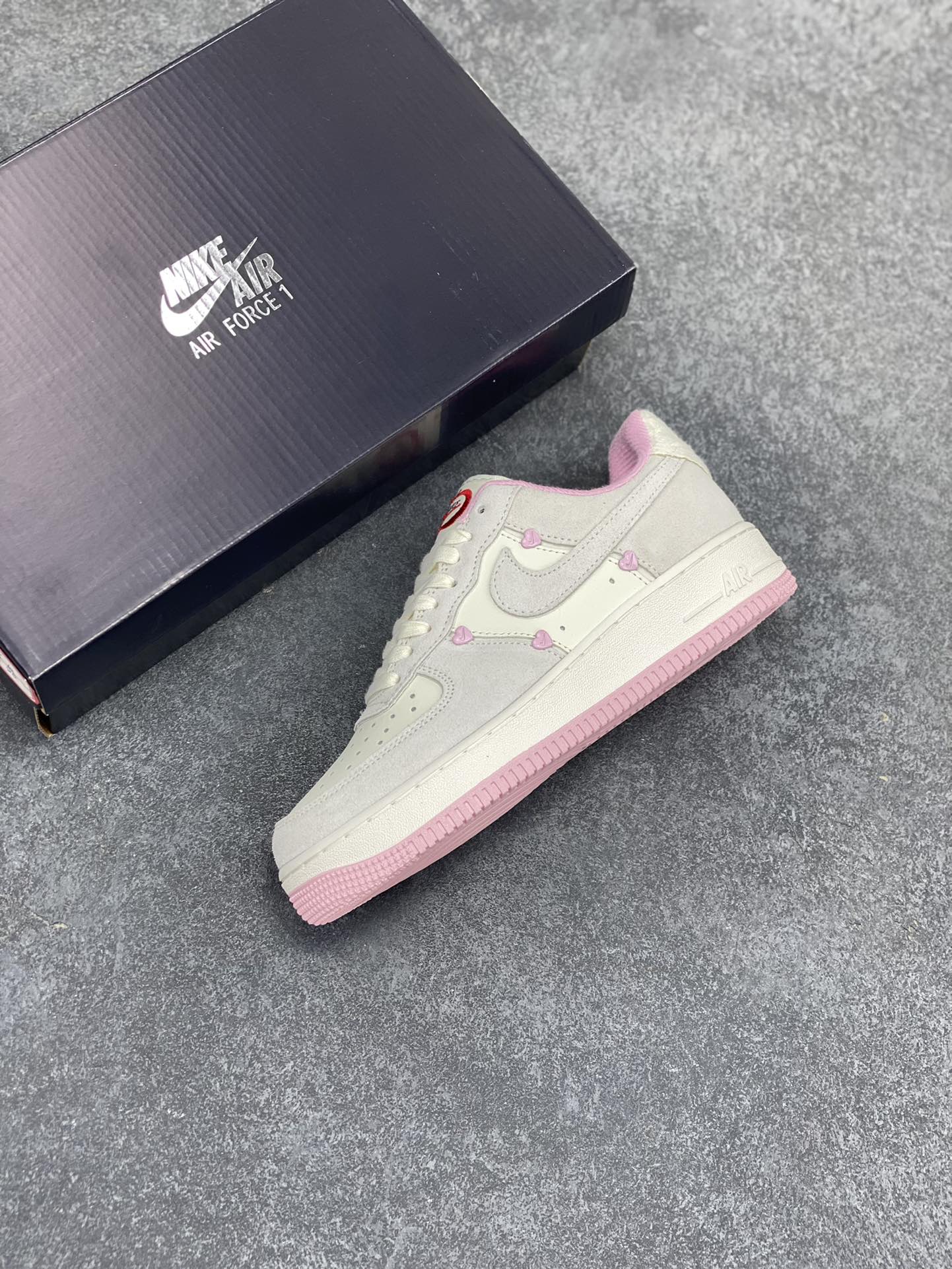 图片[7]-Nike Air Force 1 Low 苹果情人节 原楦头原纸板 打造纯正空军版型 专注外贸渠道 全掌内置蜂窝气垫 原盒配件 原厂中底钢印、拉帮完美 货号：HV5992-111 尺码：36 36.5 37.5 38 38.5 39 40 40.5 41 42 42.5 43 44 44.5 45-选品中心