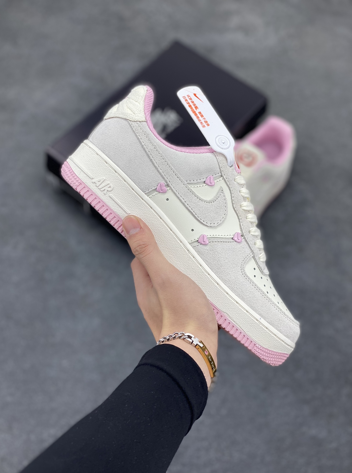 Nike Air Force 1 Low 苹果情人节 原楦头原纸板 打造纯正空军版型 专注外贸渠道 全掌内置蜂窝气垫 原盒配件 原厂中底钢印、拉帮完美 货号:HV5992-111 尺码:36 36.5 37.5 38 38.5 39 40 40.5 41 42 42.5 43 44 44.5 45-选品中心