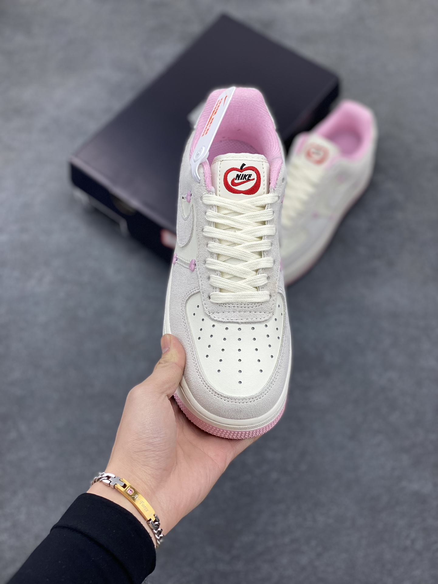 图片[2]-Nike Air Force 1 Low 苹果情人节 原楦头原纸板 打造纯正空军版型 专注外贸渠道 全掌内置蜂窝气垫 原盒配件 原厂中底钢印、拉帮完美 货号：HV5992-111 尺码：36 36.5 37.5 38 38.5 39 40 40.5 41 42 42.5 43 44 44.5 45-选品中心