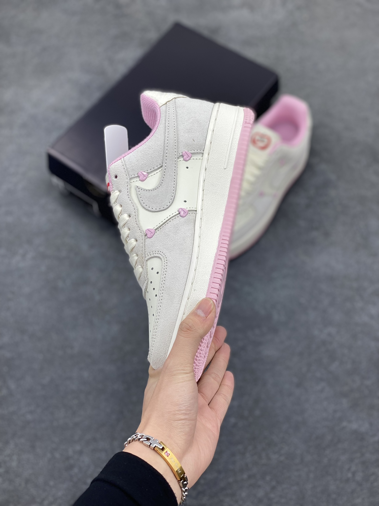 图片[3]-Nike Air Force 1 Low 苹果情人节 原楦头原纸板 打造纯正空军版型 专注外贸渠道 全掌内置蜂窝气垫 原盒配件 原厂中底钢印、拉帮完美 货号：HV5992-111 尺码：36 36.5 37.5 38 38.5 39 40 40.5 41 42 42.5 43 44 44.5 45-选品中心
