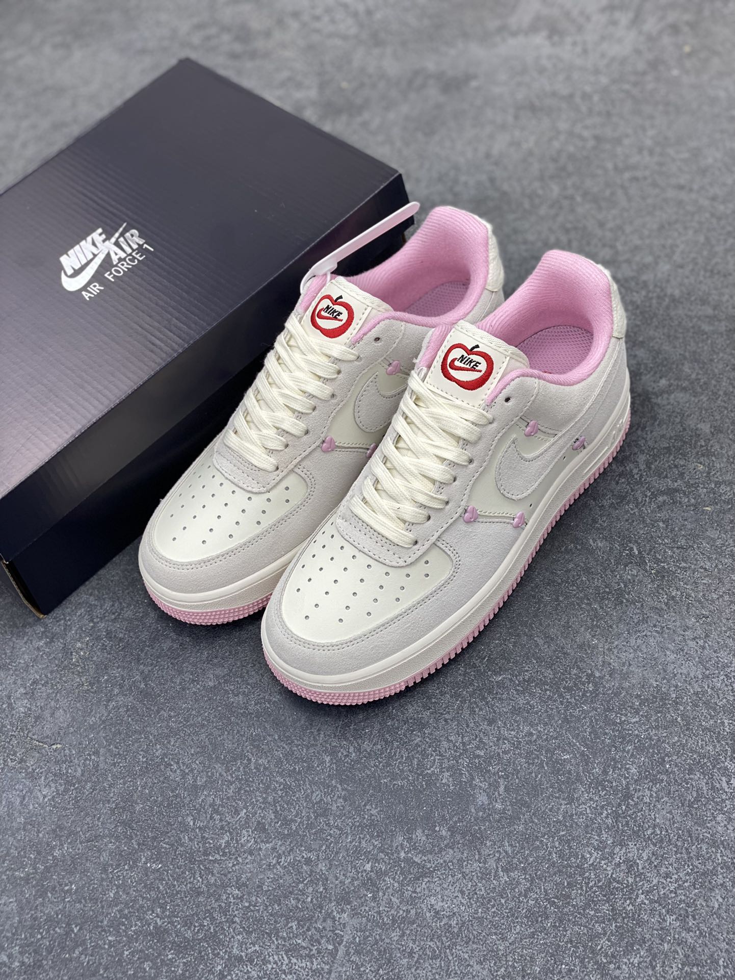 图片[8]-Nike Air Force 1 Low 苹果情人节 原楦头原纸板 打造纯正空军版型 专注外贸渠道 全掌内置蜂窝气垫 原盒配件 原厂中底钢印、拉帮完美 货号：HV5992-111 尺码：36 36.5 37.5 38 38.5 39 40 40.5 41 42 42.5 43 44 44.5 45-选品中心