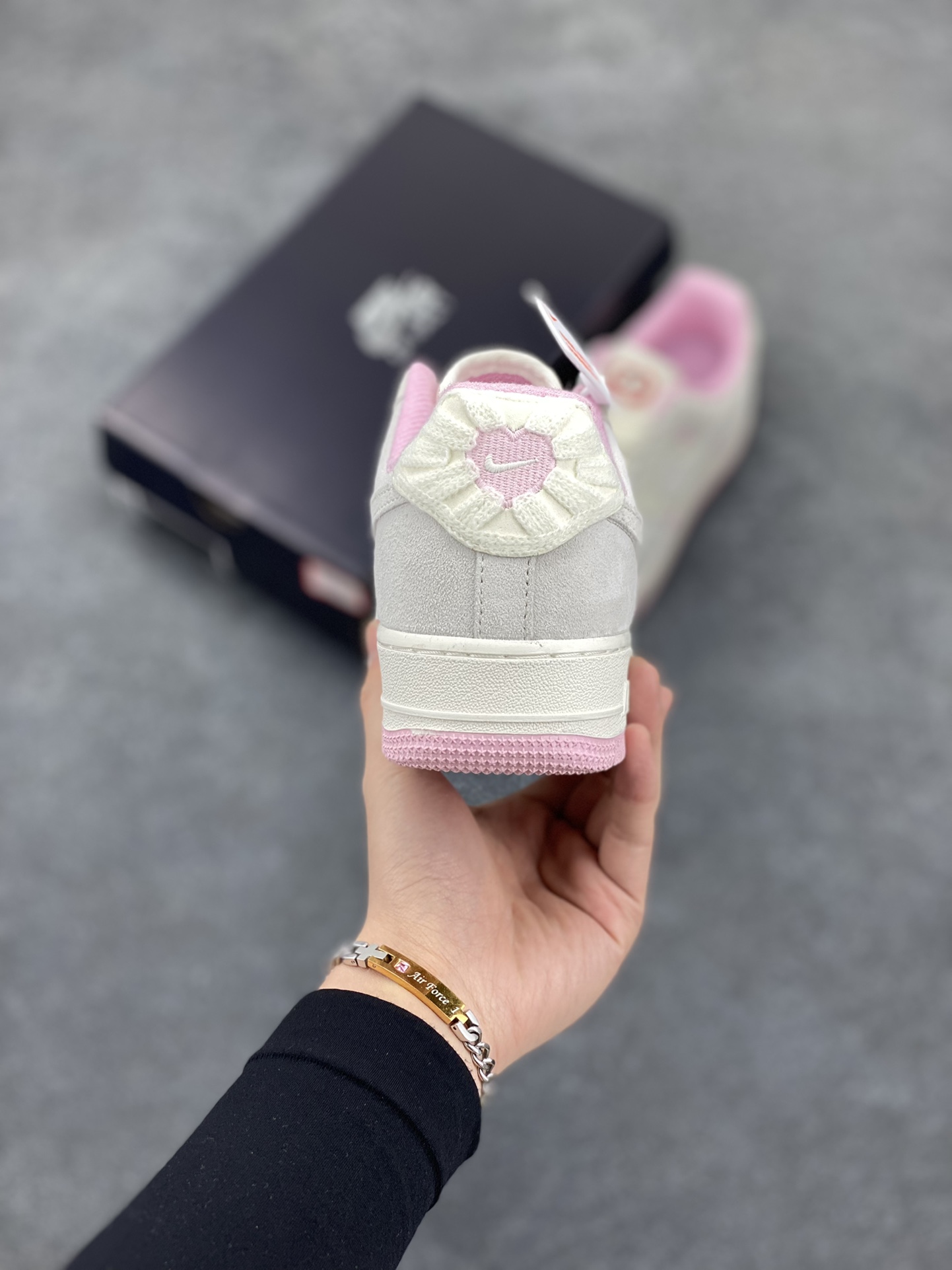 图片[4]-Nike Air Force 1 Low 苹果情人节 原楦头原纸板 打造纯正空军版型 专注外贸渠道 全掌内置蜂窝气垫 原盒配件 原厂中底钢印、拉帮完美 货号：HV5992-111 尺码：36 36.5 37.5 38 38.5 39 40 40.5 41 42 42.5 43 44 44.5 45-选品中心