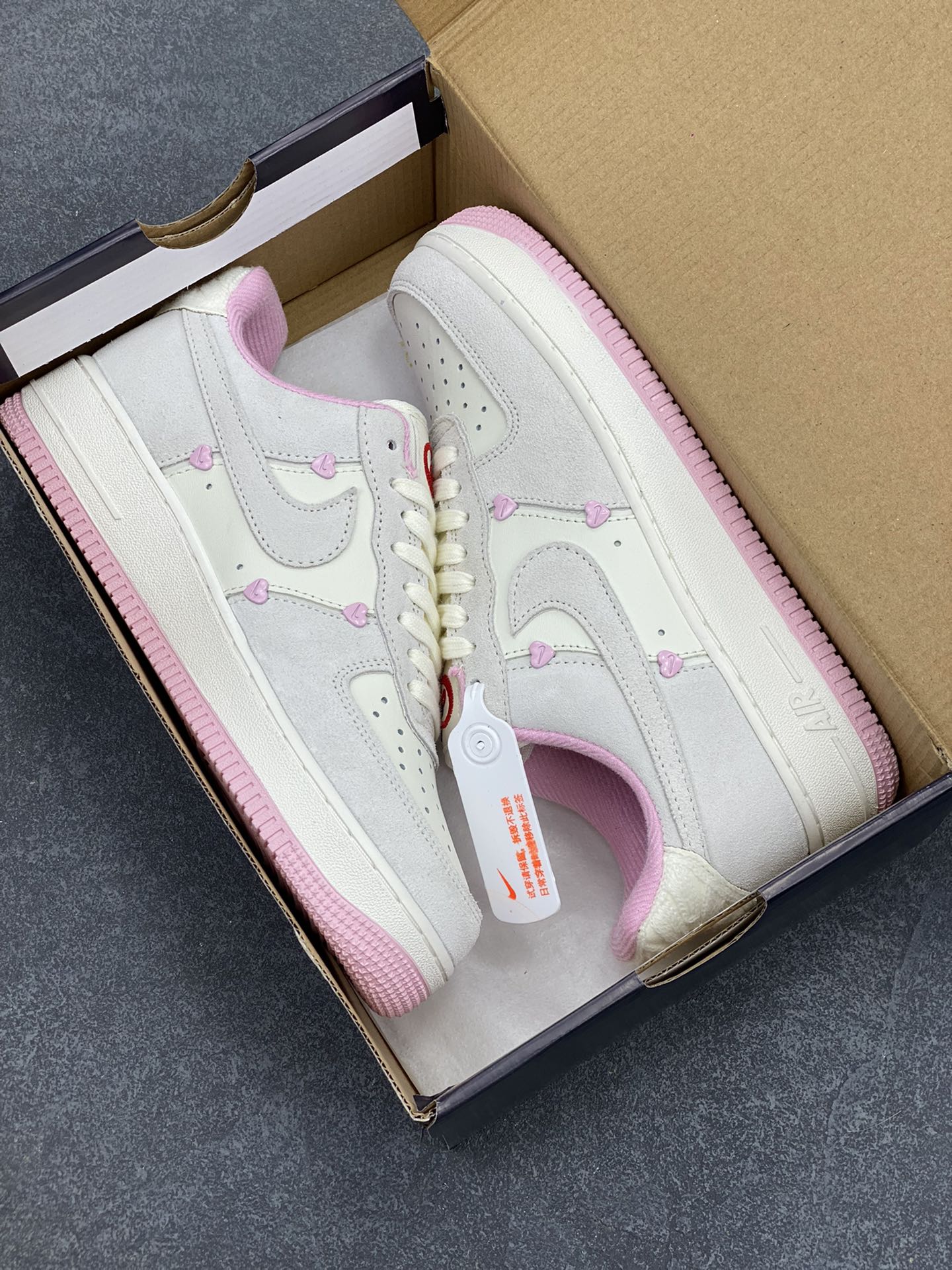 图片[9]-Nike Air Force 1 Low 苹果情人节 原楦头原纸板 打造纯正空军版型 专注外贸渠道 全掌内置蜂窝气垫 原盒配件 原厂中底钢印、拉帮完美 货号：HV5992-111 尺码：36 36.5 37.5 38 38.5 39 40 40.5 41 42 42.5 43 44 44.5 45-选品中心