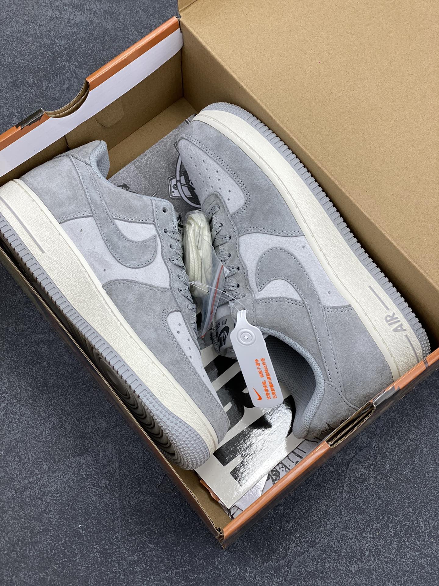 图片[9]-AKIRA×Nike Air Force 1 Low ’07 狼灰 头成麂皮 满天星配色 空军一号低帮休闲板鞋 原厂麂皮 原楦原纸板 纯正版型 正品NFC感应芯片 高清洁度 内置全掌气垫 货号：DG3699-823 尺码：36 36.5 37.5 38 38.5 39 40 40.5 41 42 42.5 43 44 44.5 45-选品中心