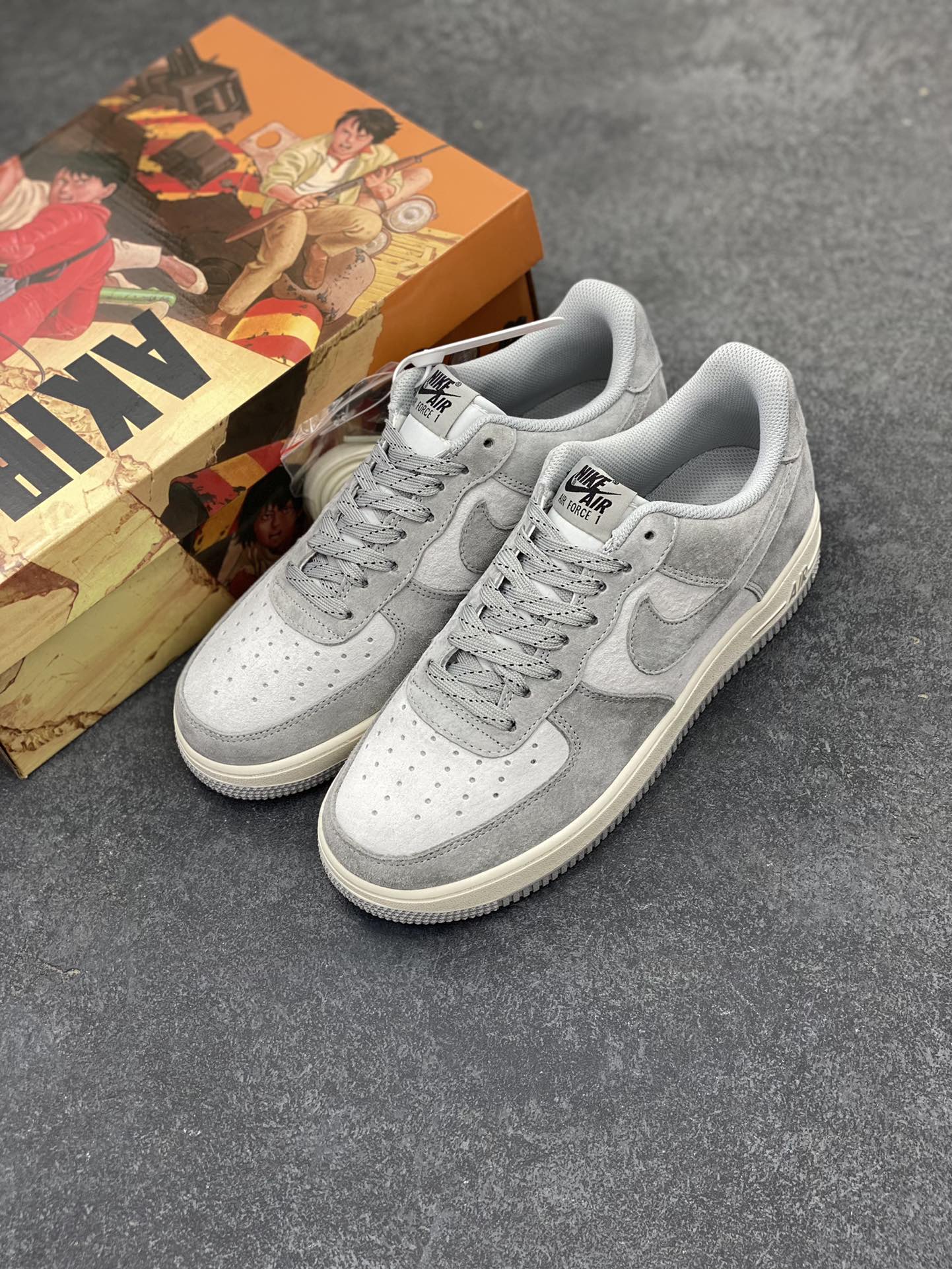 图片[8]-AKIRA×Nike Air Force 1 Low ’07 狼灰 头成麂皮 满天星配色 空军一号低帮休闲板鞋 原厂麂皮 原楦原纸板 纯正版型 正品NFC感应芯片 高清洁度 内置全掌气垫 货号：DG3699-823 尺码：36 36.5 37.5 38 38.5 39 40 40.5 41 42 42.5 43 44 44.5 45-选品中心