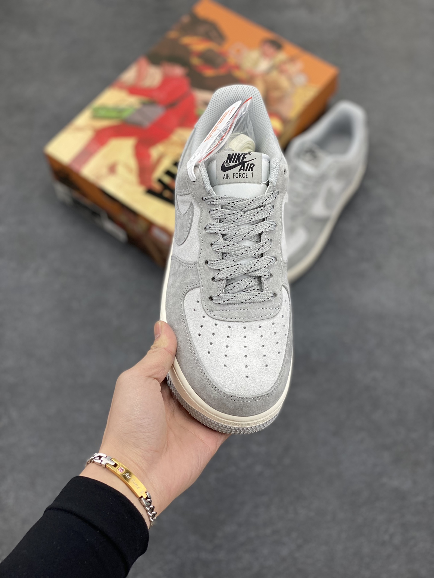 图片[2]-AKIRA×Nike Air Force 1 Low ’07 狼灰 头成麂皮 满天星配色 空军一号低帮休闲板鞋 原厂麂皮 原楦原纸板 纯正版型 正品NFC感应芯片 高清洁度 内置全掌气垫 货号：DG3699-823 尺码：36 36.5 37.5 38 38.5 39 40 40.5 41 42 42.5 43 44 44.5 45-选品中心