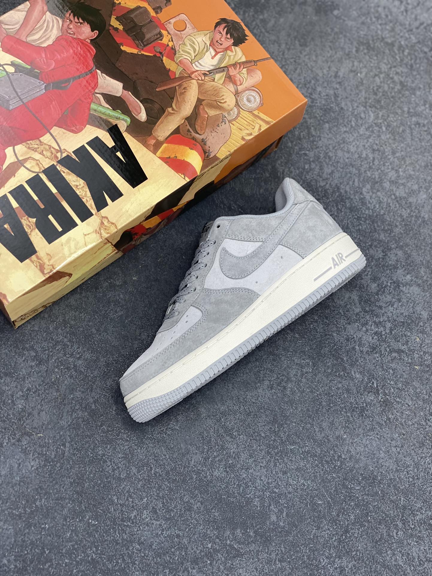 图片[7]-AKIRA×Nike Air Force 1 Low ’07 狼灰 头成麂皮 满天星配色 空军一号低帮休闲板鞋 原厂麂皮 原楦原纸板 纯正版型 正品NFC感应芯片 高清洁度 内置全掌气垫 货号：DG3699-823 尺码：36 36.5 37.5 38 38.5 39 40 40.5 41 42 42.5 43 44 44.5 45-选品中心