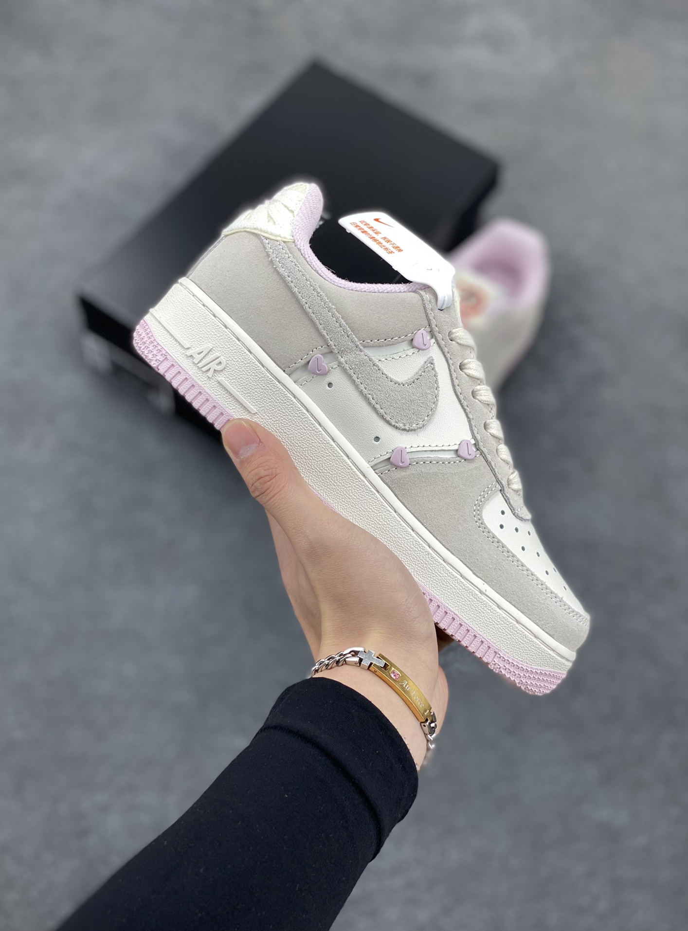 Nike Air Force 1 Low 苹果情人节 原楦头原纸板 打造纯正空军版型 专注外贸渠道 全掌内置蜂窝气垫 原盒配件 原厂中底钢印、拉帮完美 货号:HV5992-111 尺码:36 36.5 37.5 38 38.5 39 40-选品中心