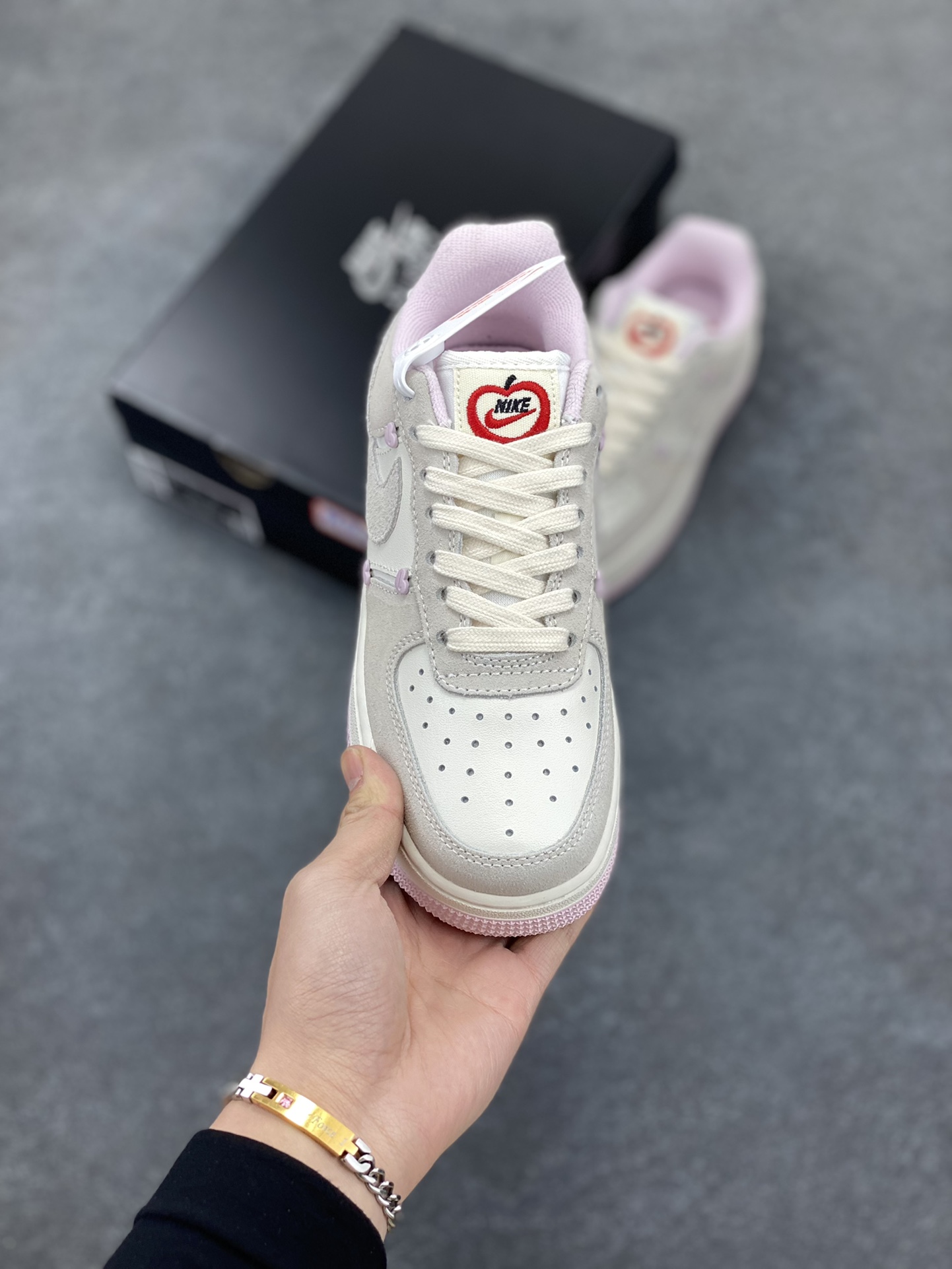 图片[2]-Nike Air Force 1 Low 苹果情人节 原楦头原纸板 打造纯正空军版型 专注外贸渠道 全掌内置蜂窝气垫 原盒配件 原厂中底钢印、拉帮完美 货号：HV5992-111 尺码：36 36.5 37.5 38 38.5 39 40-选品中心