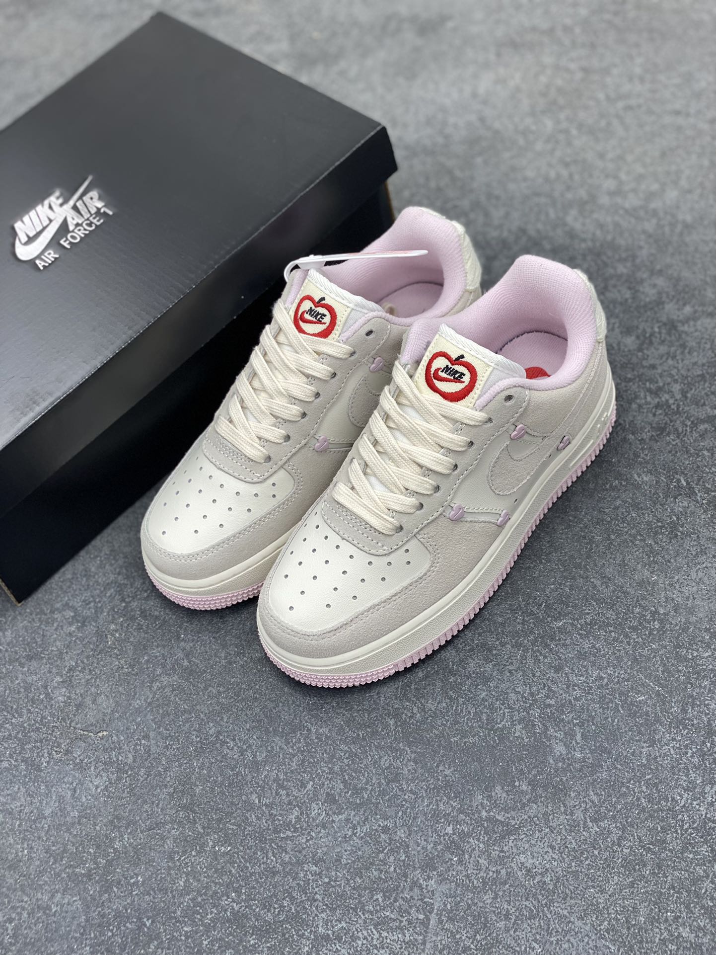 图片[8]-Nike Air Force 1 Low 苹果情人节 原楦头原纸板 打造纯正空军版型 专注外贸渠道 全掌内置蜂窝气垫 原盒配件 原厂中底钢印、拉帮完美 货号：HV5992-111 尺码：36 36.5 37.5 38 38.5 39 40-选品中心