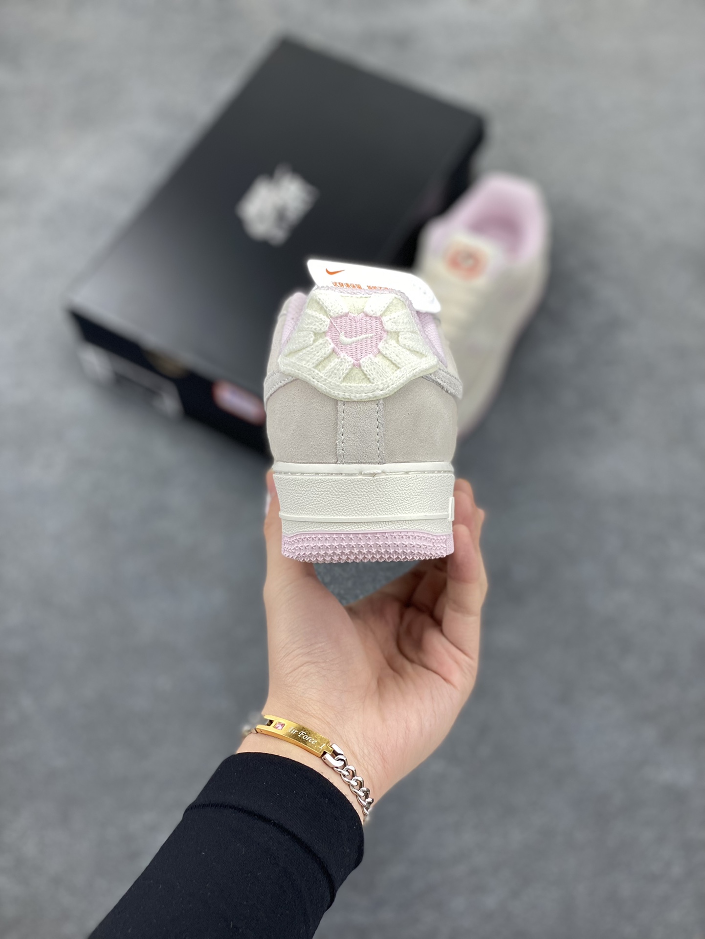 图片[4]-Nike Air Force 1 Low 苹果情人节 原楦头原纸板 打造纯正空军版型 专注外贸渠道 全掌内置蜂窝气垫 原盒配件 原厂中底钢印、拉帮完美 货号：HV5992-111 尺码：36 36.5 37.5 38 38.5 39 40-选品中心