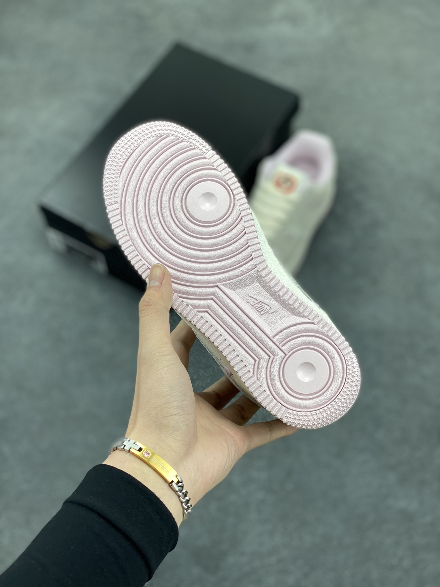 图片[5]-Nike Air Force 1 Low 苹果情人节 原楦头原纸板 打造纯正空军版型 专注外贸渠道 全掌内置蜂窝气垫 原盒配件 原厂中底钢印、拉帮完美 货号：HV5992-111 尺码：36 36.5 37.5 38 38.5 39 40-选品中心