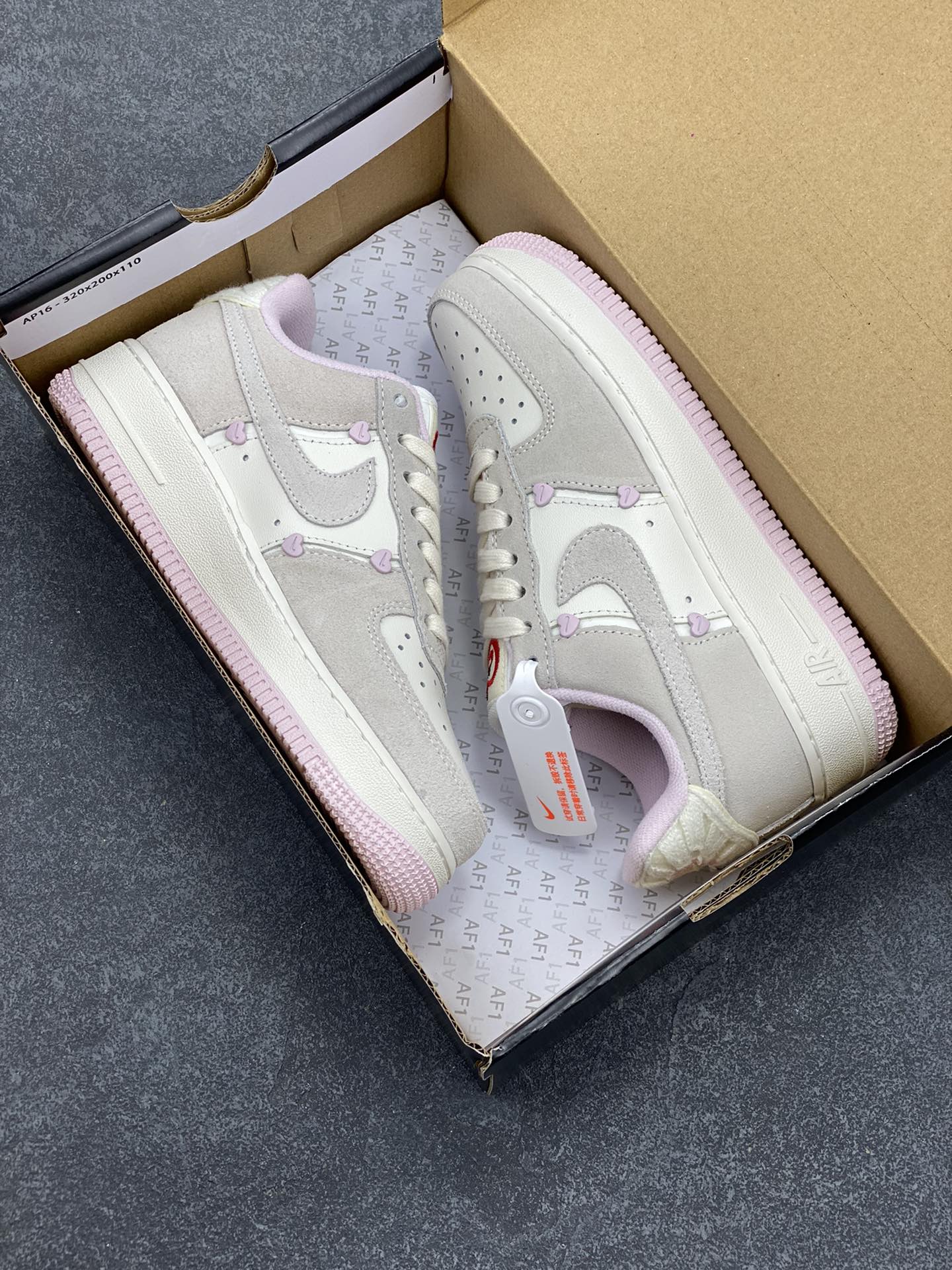 图片[9]-Nike Air Force 1 Low 苹果情人节 原楦头原纸板 打造纯正空军版型 专注外贸渠道 全掌内置蜂窝气垫 原盒配件 原厂中底钢印、拉帮完美 货号：HV5992-111 尺码：36 36.5 37.5 38 38.5 39 40-选品中心