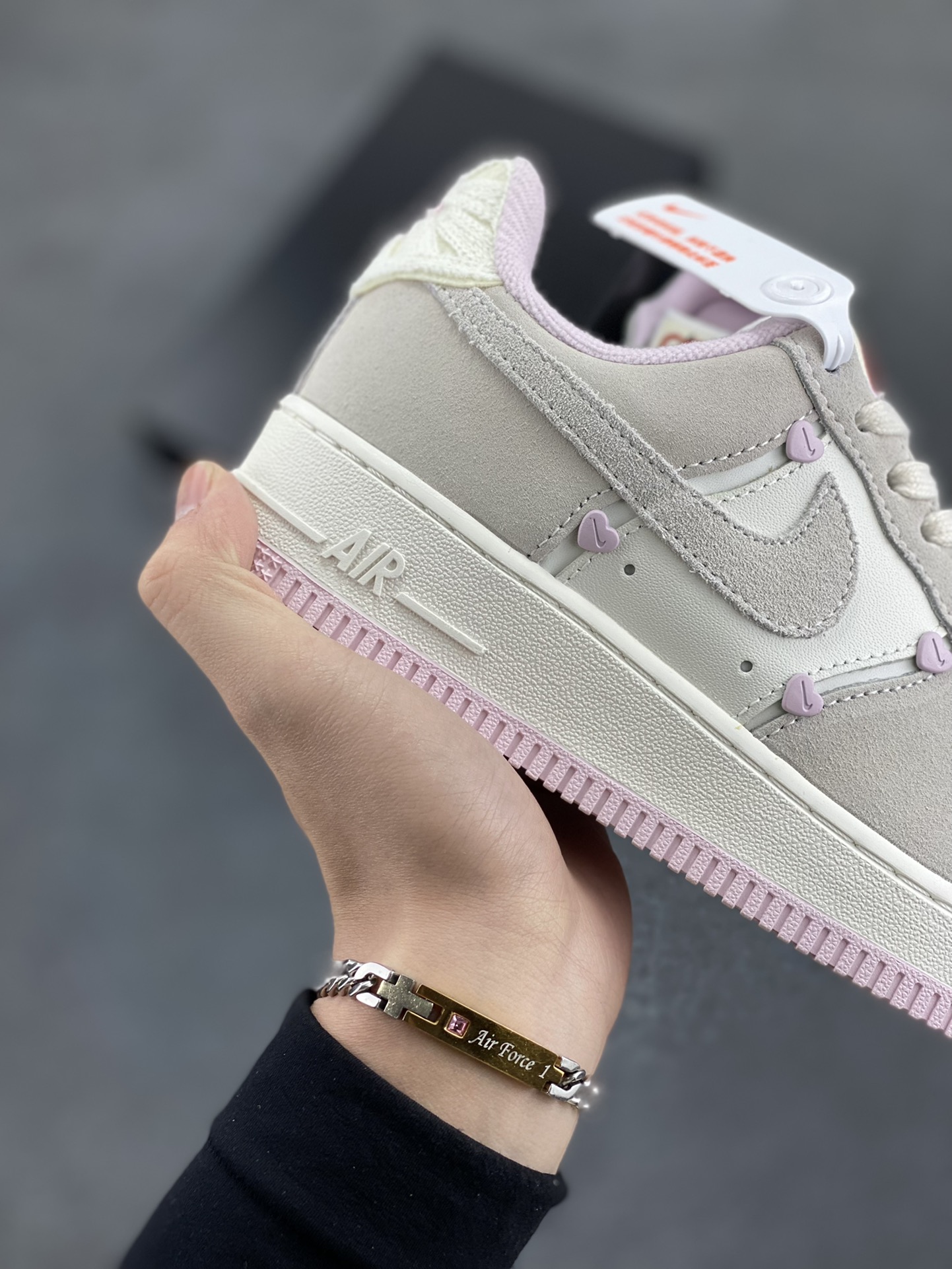 图片[6]-Nike Air Force 1 Low 苹果情人节 原楦头原纸板 打造纯正空军版型 专注外贸渠道 全掌内置蜂窝气垫 原盒配件 原厂中底钢印、拉帮完美 货号：HV5992-111 尺码：36 36.5 37.5 38 38.5 39 40-选品中心