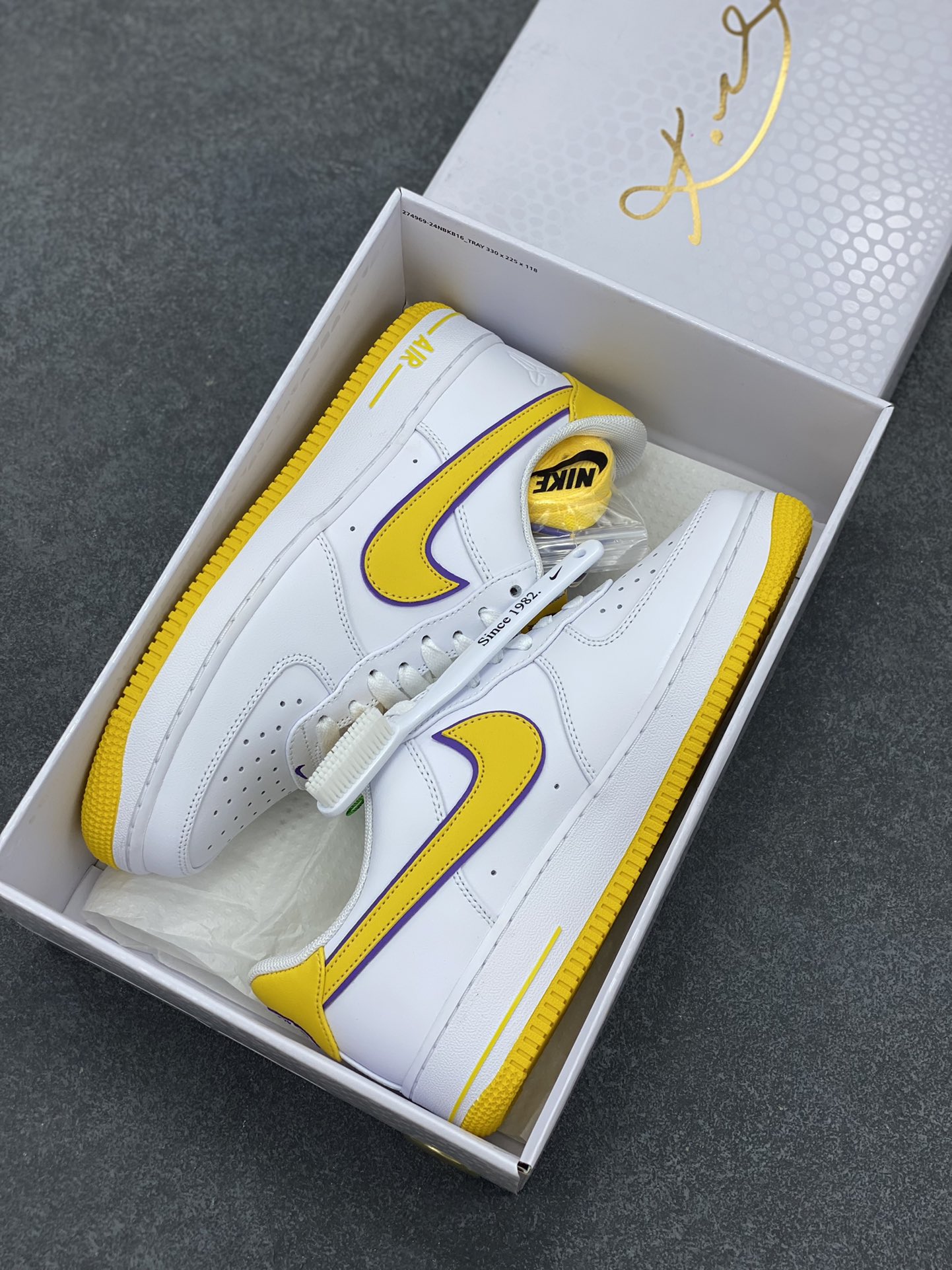 图片[9]-HY版本💯 Nk Air Force 1\’07 Low 致敬曼巴 空军一号低帮休闲板鞋 原楦头原纸板 打造纯正空军版型#专注外贸渠道 全掌内置蜂窝气垫 #原盒配件 原厂中底钢印、拉帮完美 货号：FZ1151-100 尺码：36 36.5 37.5 38 38.5 39 40 40.5 41 42 42.5 43 44 44.5 45 46-选品中心