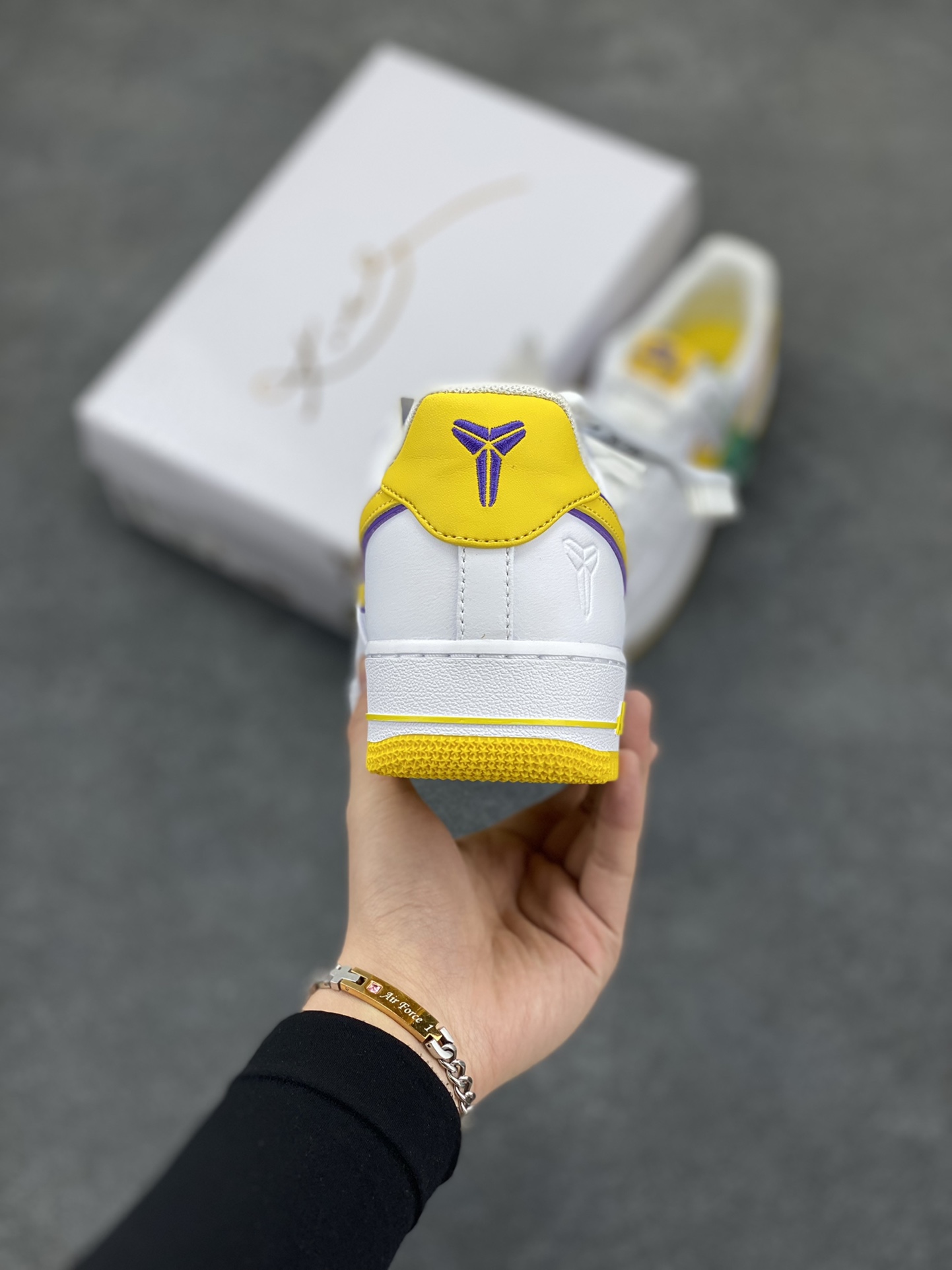 图片[4]-HY版本💯 Nk Air Force 1\’07 Low 致敬曼巴 空军一号低帮休闲板鞋 原楦头原纸板 打造纯正空军版型#专注外贸渠道 全掌内置蜂窝气垫 #原盒配件 原厂中底钢印、拉帮完美 货号：FZ1151-100 尺码：36 36.5 37.5 38 38.5 39 40 40.5 41 42 42.5 43 44 44.5 45 46-选品中心