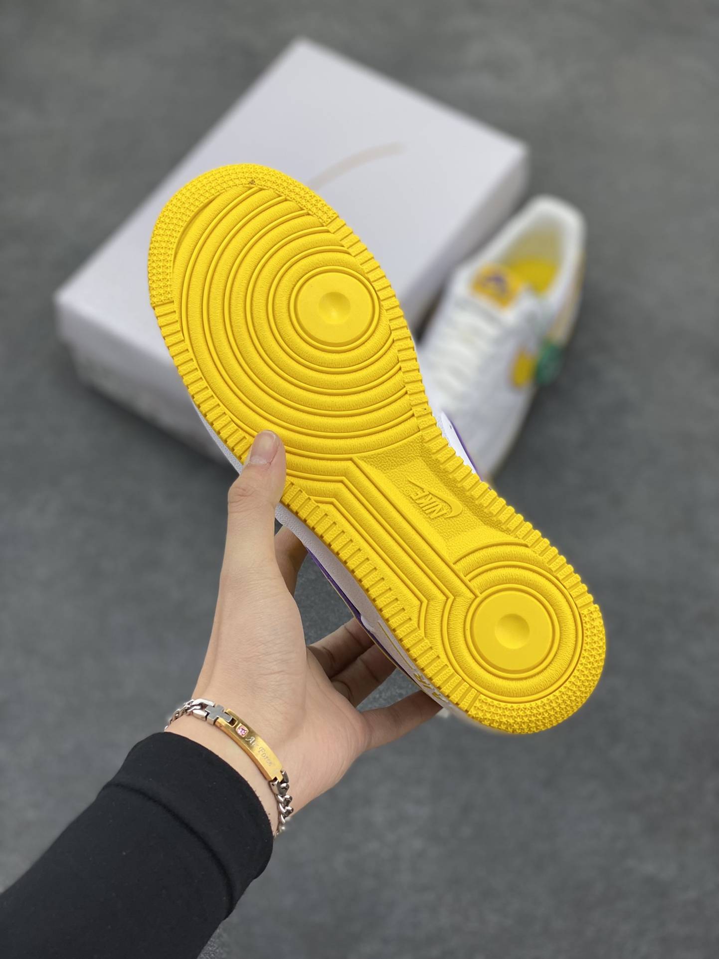 图片[5]-HY版本💯 Nk Air Force 1\’07 Low 致敬曼巴 空军一号低帮休闲板鞋 原楦头原纸板 打造纯正空军版型#专注外贸渠道 全掌内置蜂窝气垫 #原盒配件 原厂中底钢印、拉帮完美 货号：FZ1151-100 尺码：36 36.5 37.5 38 38.5 39 40 40.5 41 42 42.5 43 44 44.5 45 46-选品中心
