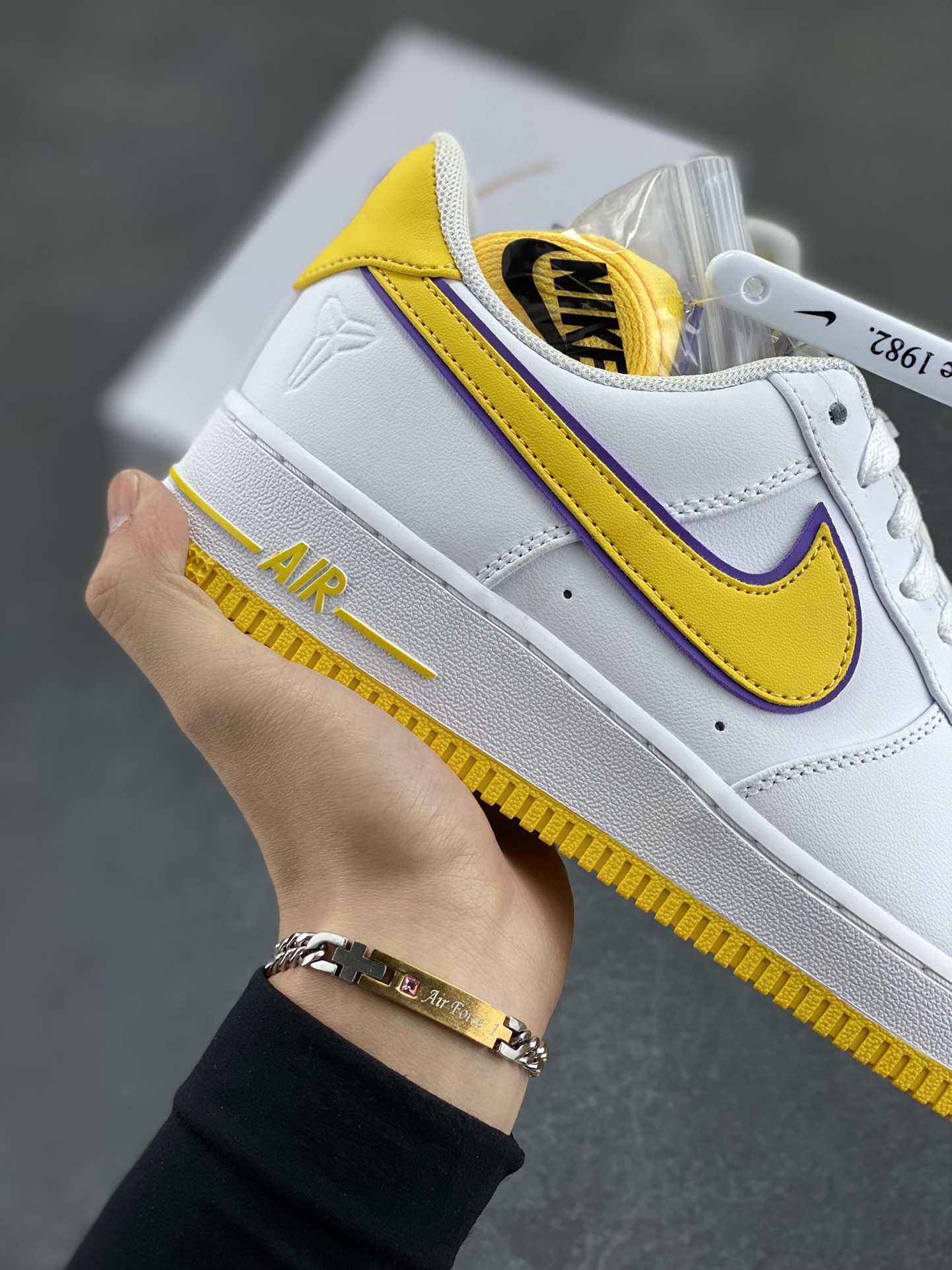 图片[6]-HY版本💯 Nk Air Force 1\’07 Low 致敬曼巴 空军一号低帮休闲板鞋 原楦头原纸板 打造纯正空军版型#专注外贸渠道 全掌内置蜂窝气垫 #原盒配件 原厂中底钢印、拉帮完美 货号：FZ1151-100 尺码：36 36.5 37.5 38 38.5 39 40 40.5 41 42 42.5 43 44 44.5 45 46-选品中心