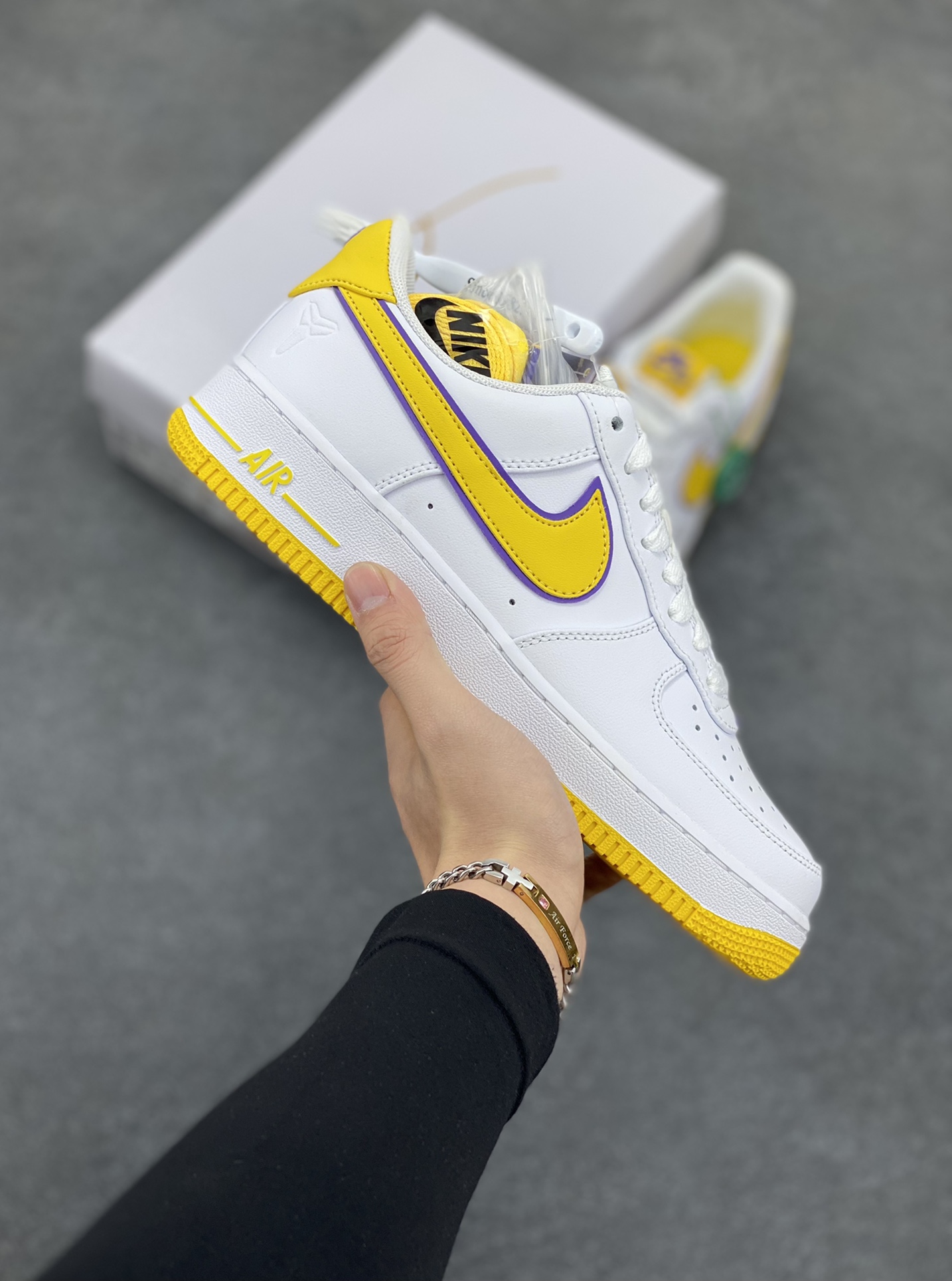 HY版本💯 Nk Air Force 1\’07 Low 致敬曼巴 空军一号低帮休闲板鞋 原楦头原纸板 打造纯正空军版型#专注外贸渠道 全掌内置蜂窝气垫 #原盒配件 原厂中底钢印、拉帮完美 货号:FZ1151-100 尺码:36 36.5 37.5 38 38.5 39 40 40.5 41 42 42.5 43 44 44.5 45 46-选品中心