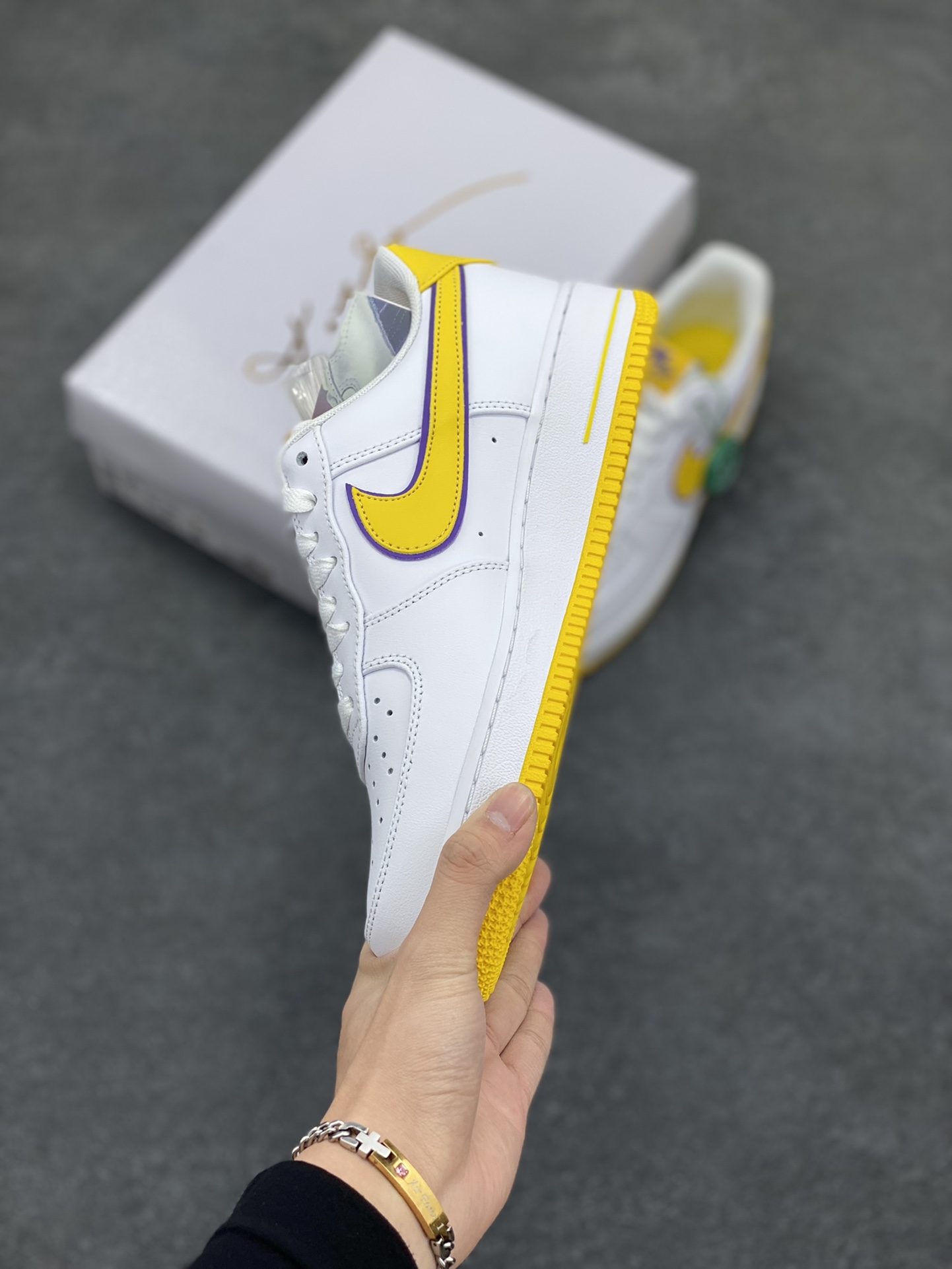 图片[3]-HY版本💯 Nk Air Force 1\’07 Low 致敬曼巴 空军一号低帮休闲板鞋 原楦头原纸板 打造纯正空军版型#专注外贸渠道 全掌内置蜂窝气垫 #原盒配件 原厂中底钢印、拉帮完美 货号：FZ1151-100 尺码：36 36.5 37.5 38 38.5 39 40 40.5 41 42 42.5 43 44 44.5 45 46-选品中心
