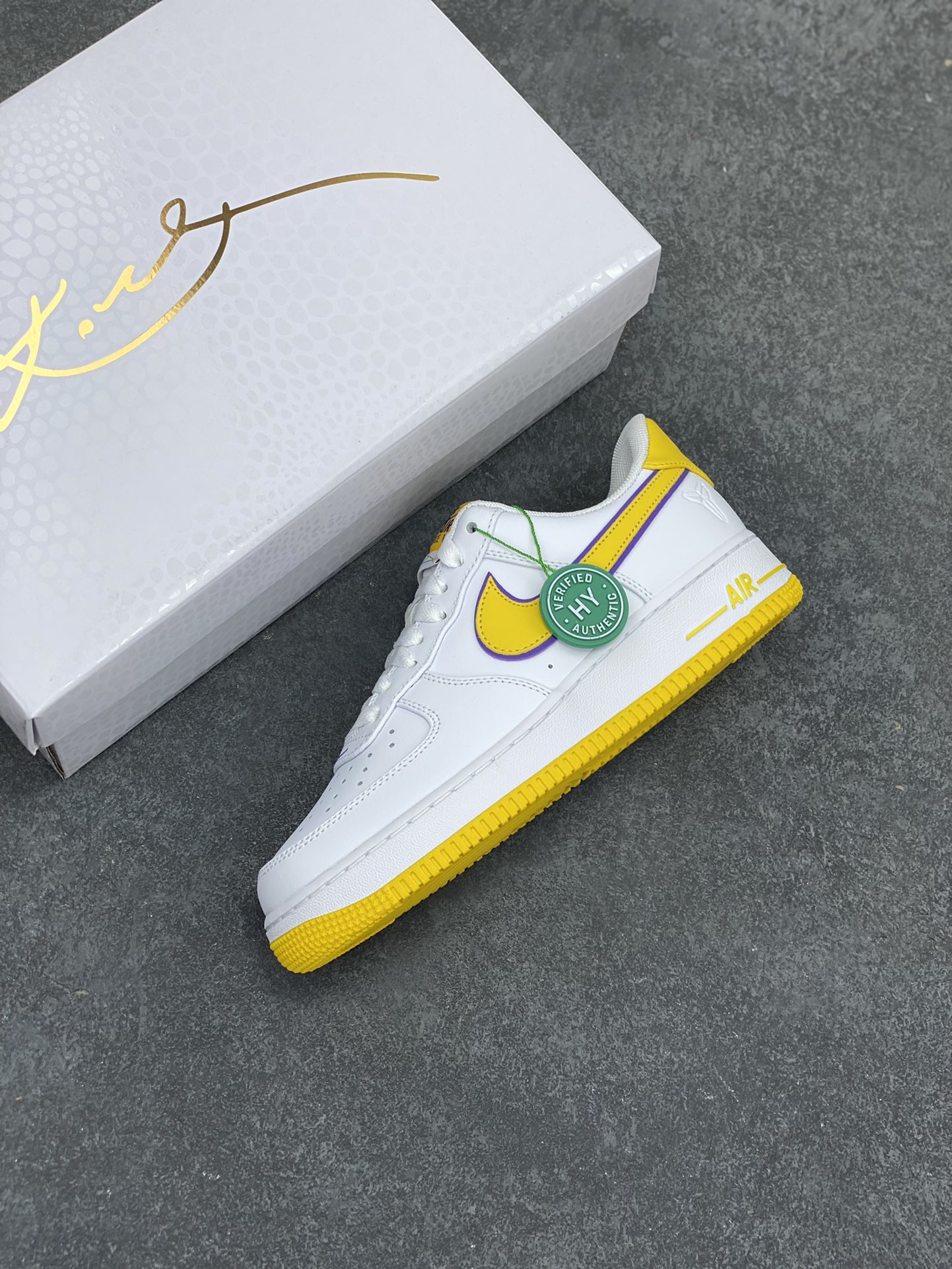 图片[7]-HY版本💯 Nk Air Force 1\’07 Low 致敬曼巴 空军一号低帮休闲板鞋 原楦头原纸板 打造纯正空军版型#专注外贸渠道 全掌内置蜂窝气垫 #原盒配件 原厂中底钢印、拉帮完美 货号：FZ1151-100 尺码：36 36.5 37.5 38 38.5 39 40 40.5 41 42 42.5 43 44 44.5 45 46-选品中心