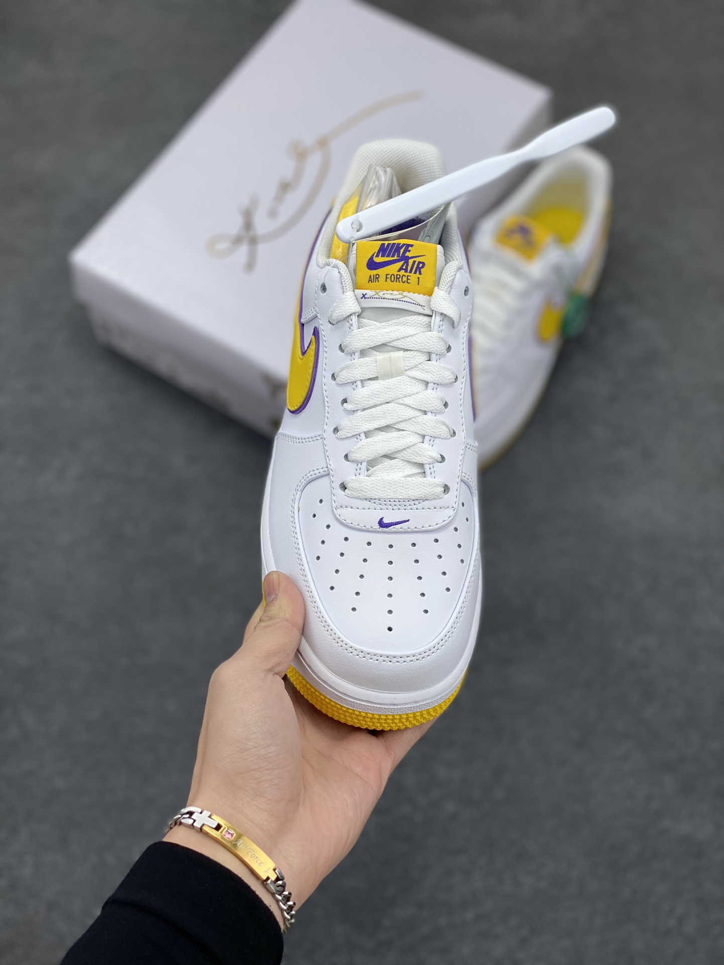 图片[2]-HY版本💯 Nk Air Force 1\’07 Low 致敬曼巴 空军一号低帮休闲板鞋 原楦头原纸板 打造纯正空军版型#专注外贸渠道 全掌内置蜂窝气垫 #原盒配件 原厂中底钢印、拉帮完美 货号：FZ1151-100 尺码：36 36.5 37.5 38 38.5 39 40 40.5 41 42 42.5 43 44 44.5 45 46-选品中心