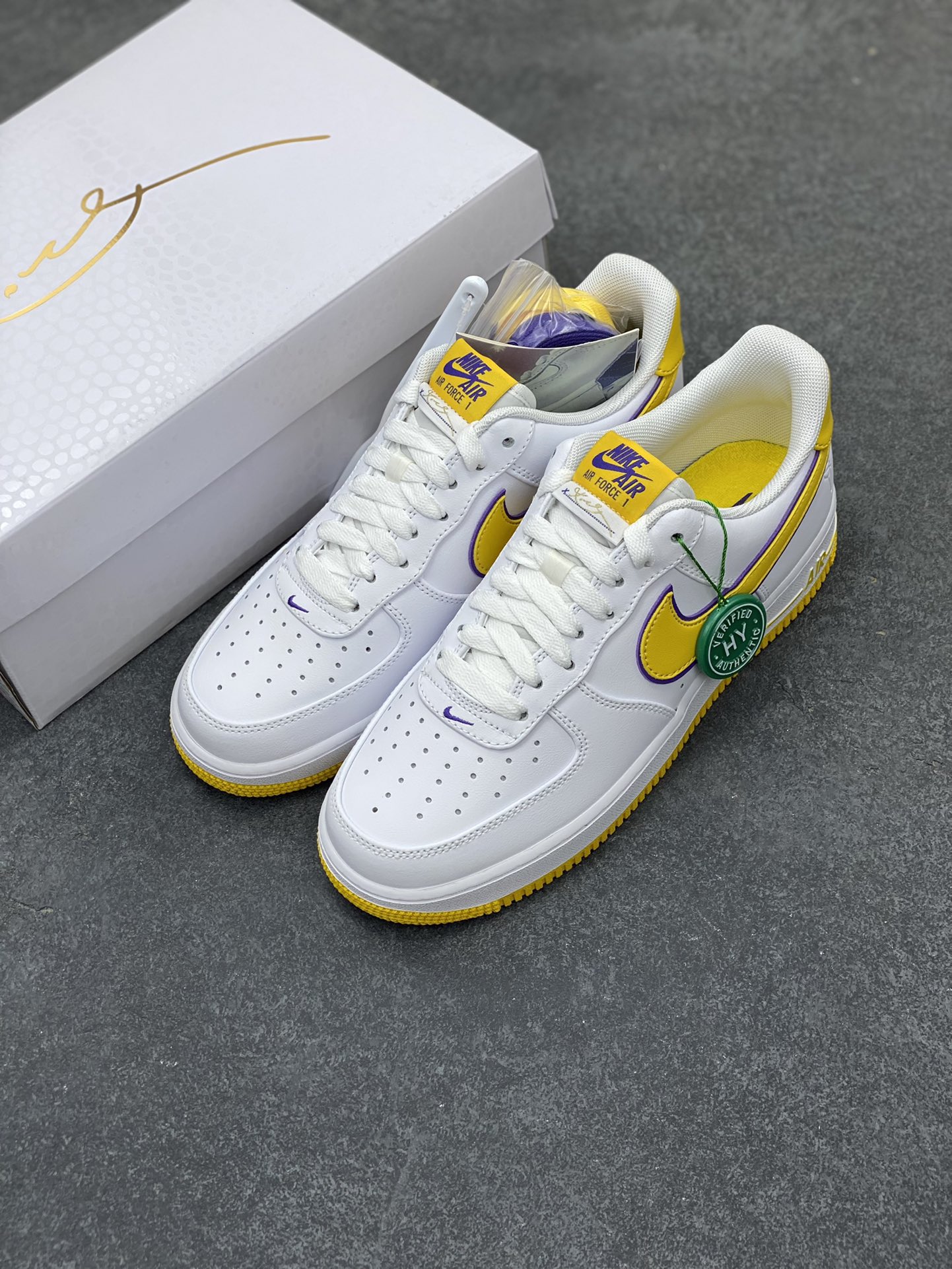 图片[8]-HY版本💯 Nk Air Force 1\’07 Low 致敬曼巴 空军一号低帮休闲板鞋 原楦头原纸板 打造纯正空军版型#专注外贸渠道 全掌内置蜂窝气垫 #原盒配件 原厂中底钢印、拉帮完美 货号：FZ1151-100 尺码：36 36.5 37.5 38 38.5 39 40 40.5 41 42 42.5 43 44 44.5 45 46-选品中心