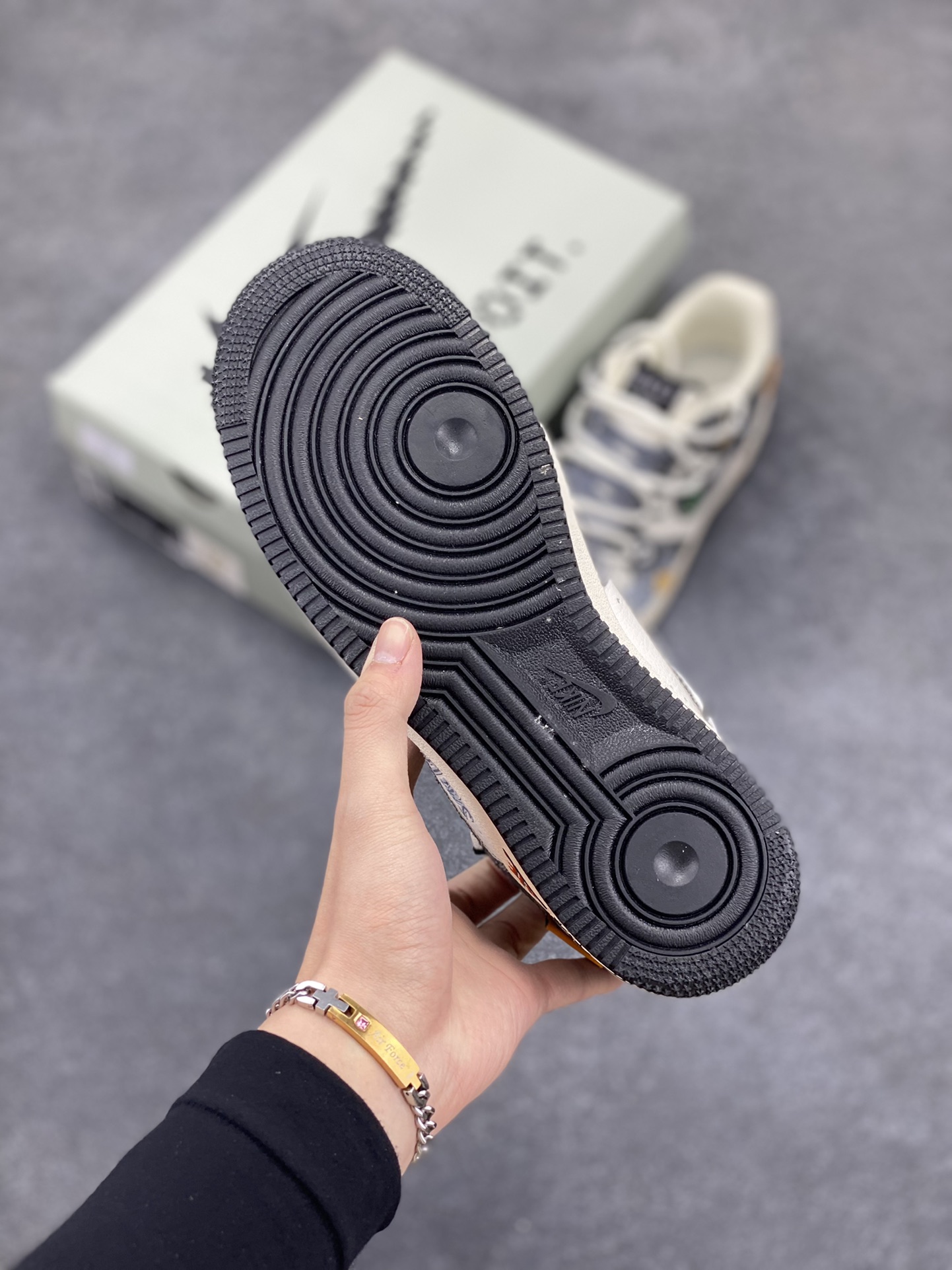 图片[5]-Nike Air Force 1 Low✨ “Hip hop Gucci style” ✨“嘻哈古驰”空军一号低帮休闲运动绑带板鞋  古驰的设计一向以其奢华的材质、精致的工艺和大胆的创意著称。标志性的双 G 图案，仿佛是时尚界的神秘符号，当它与嘻哈风格相遇，便碰撞出了一场绚烂夺目的火花，共同书写着潮流的新篇章  货号：BD0077-555  尺码：36 36.5 37.5 38 38.5 39 40 40.5 41 42 42.5 43 44 44.5 45-选品中心