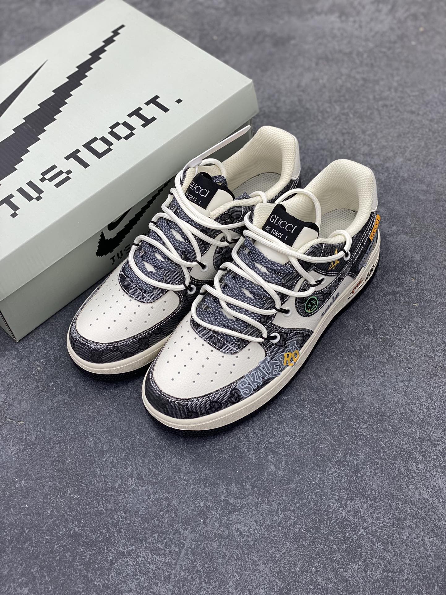 图片[8]-Nike Air Force 1 Low✨ “Hip hop Gucci style” ✨“嘻哈古驰”空军一号低帮休闲运动绑带板鞋  古驰的设计一向以其奢华的材质、精致的工艺和大胆的创意著称。标志性的双 G 图案，仿佛是时尚界的神秘符号，当它与嘻哈风格相遇，便碰撞出了一场绚烂夺目的火花，共同书写着潮流的新篇章  货号：BD0077-555  尺码：36 36.5 37.5 38 38.5 39 40 40.5 41 42 42.5 43 44 44.5 45-选品中心