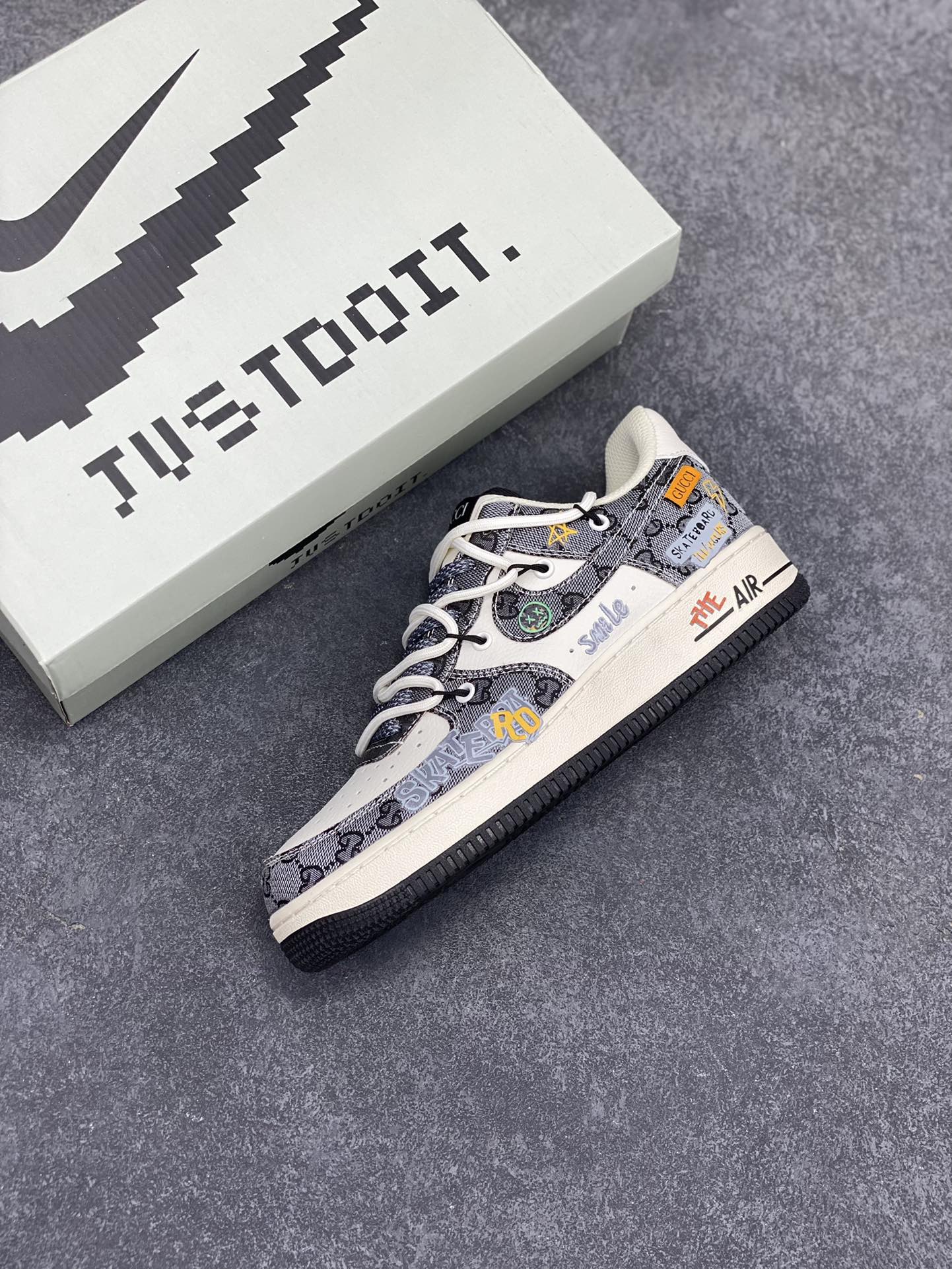 图片[7]-Nike Air Force 1 Low✨ “Hip hop Gucci style” ✨“嘻哈古驰”空军一号低帮休闲运动绑带板鞋  古驰的设计一向以其奢华的材质、精致的工艺和大胆的创意著称。标志性的双 G 图案，仿佛是时尚界的神秘符号，当它与嘻哈风格相遇，便碰撞出了一场绚烂夺目的火花，共同书写着潮流的新篇章  货号：BD0077-555  尺码：36 36.5 37.5 38 38.5 39 40 40.5 41 42 42.5 43 44 44.5 45-选品中心