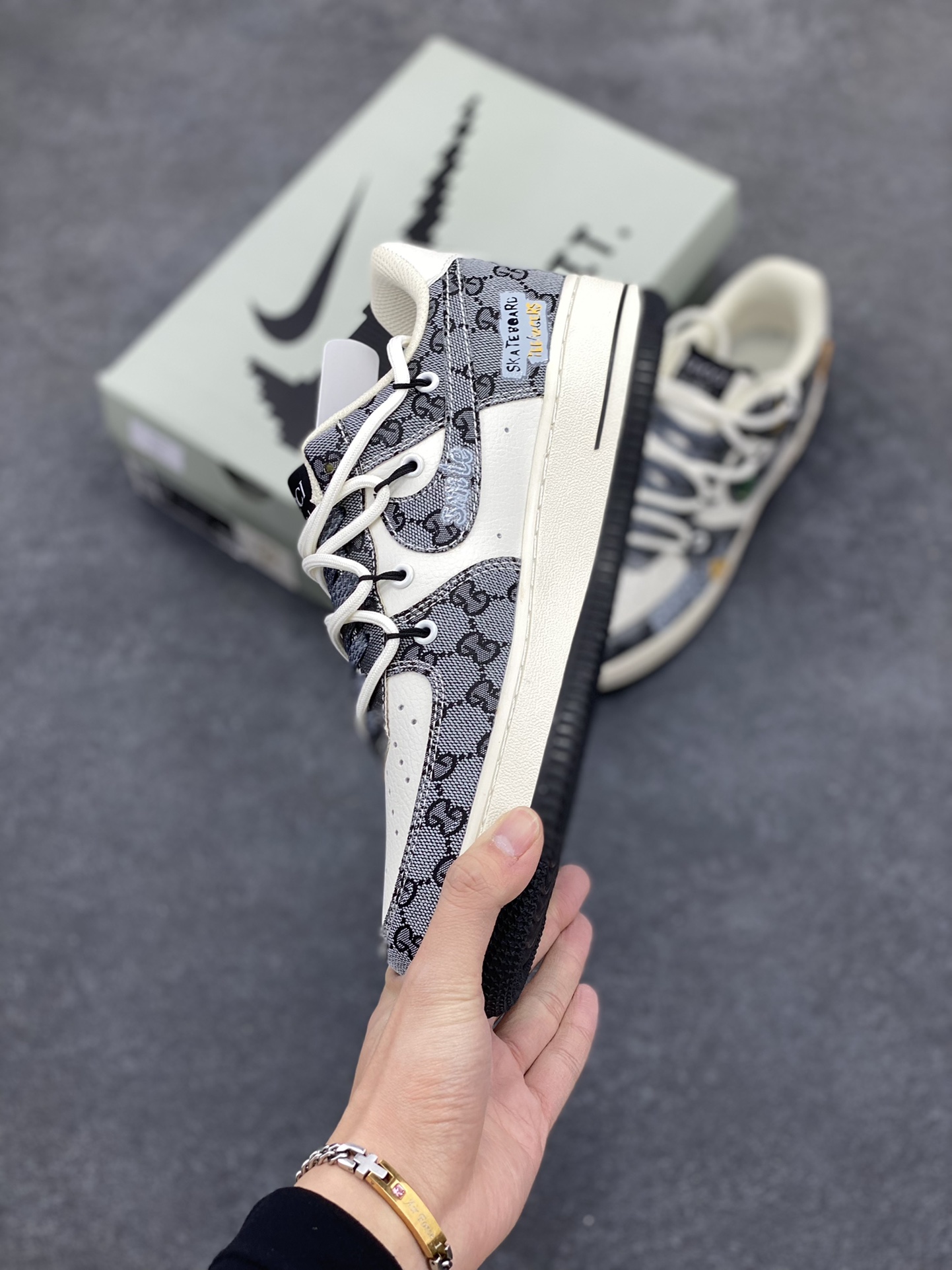 图片[3]-Nike Air Force 1 Low✨ “Hip hop Gucci style” ✨“嘻哈古驰”空军一号低帮休闲运动绑带板鞋  古驰的设计一向以其奢华的材质、精致的工艺和大胆的创意著称。标志性的双 G 图案，仿佛是时尚界的神秘符号，当它与嘻哈风格相遇，便碰撞出了一场绚烂夺目的火花，共同书写着潮流的新篇章  货号：BD0077-555  尺码：36 36.5 37.5 38 38.5 39 40 40.5 41 42 42.5 43 44 44.5 45-选品中心