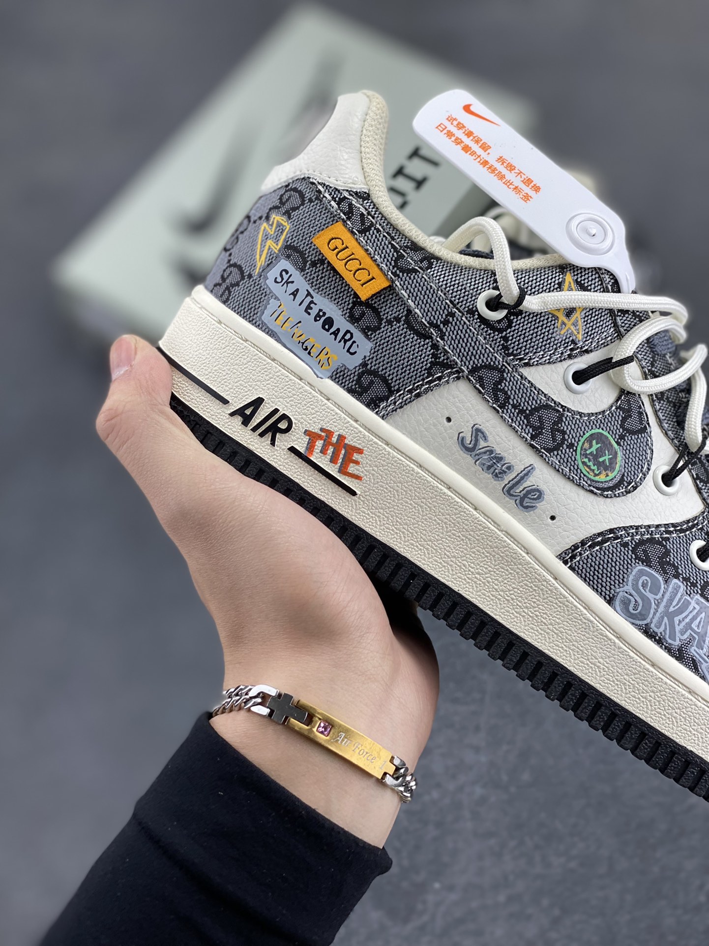 图片[6]-Nike Air Force 1 Low✨ “Hip hop Gucci style” ✨“嘻哈古驰”空军一号低帮休闲运动绑带板鞋  古驰的设计一向以其奢华的材质、精致的工艺和大胆的创意著称。标志性的双 G 图案，仿佛是时尚界的神秘符号，当它与嘻哈风格相遇，便碰撞出了一场绚烂夺目的火花，共同书写着潮流的新篇章  货号：BD0077-555  尺码：36 36.5 37.5 38 38.5 39 40 40.5 41 42 42.5 43 44 44.5 45-选品中心