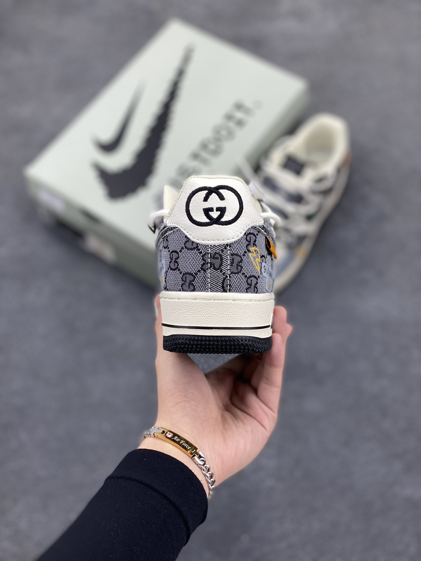 图片[4]-Nike Air Force 1 Low✨ “Hip hop Gucci style” ✨“嘻哈古驰”空军一号低帮休闲运动绑带板鞋  古驰的设计一向以其奢华的材质、精致的工艺和大胆的创意著称。标志性的双 G 图案，仿佛是时尚界的神秘符号，当它与嘻哈风格相遇，便碰撞出了一场绚烂夺目的火花，共同书写着潮流的新篇章  货号：BD0077-555  尺码：36 36.5 37.5 38 38.5 39 40 40.5 41 42 42.5 43 44 44.5 45-选品中心