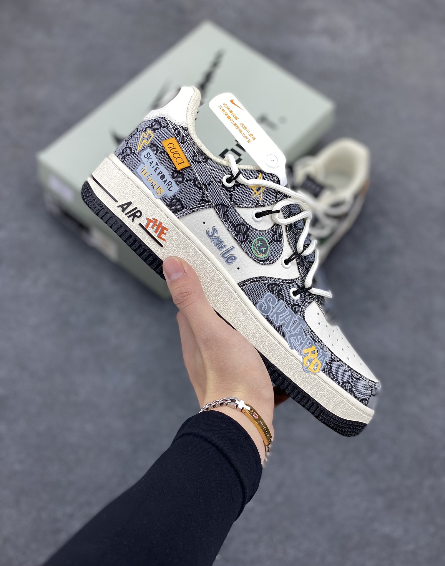 Nike Air Force 1 Low✨ “Hip hop Gucci style” ✨“嘻哈古驰”空军一号低帮休闲运动绑带板鞋  古驰的设计一向以其奢华的材质、精致的工艺和大胆的创意著称。标志性的双 G 图案，仿佛是时尚界的神秘符号，当它与嘻哈风格相遇，便碰撞出了一场绚烂夺目的火花，共同书写着潮流的新篇章  货号：BD0077-555  尺码：36 36.5 37.5 38 38.5 39 40 40.5 41 42 42.5 43 44 44.5 45-选品中心