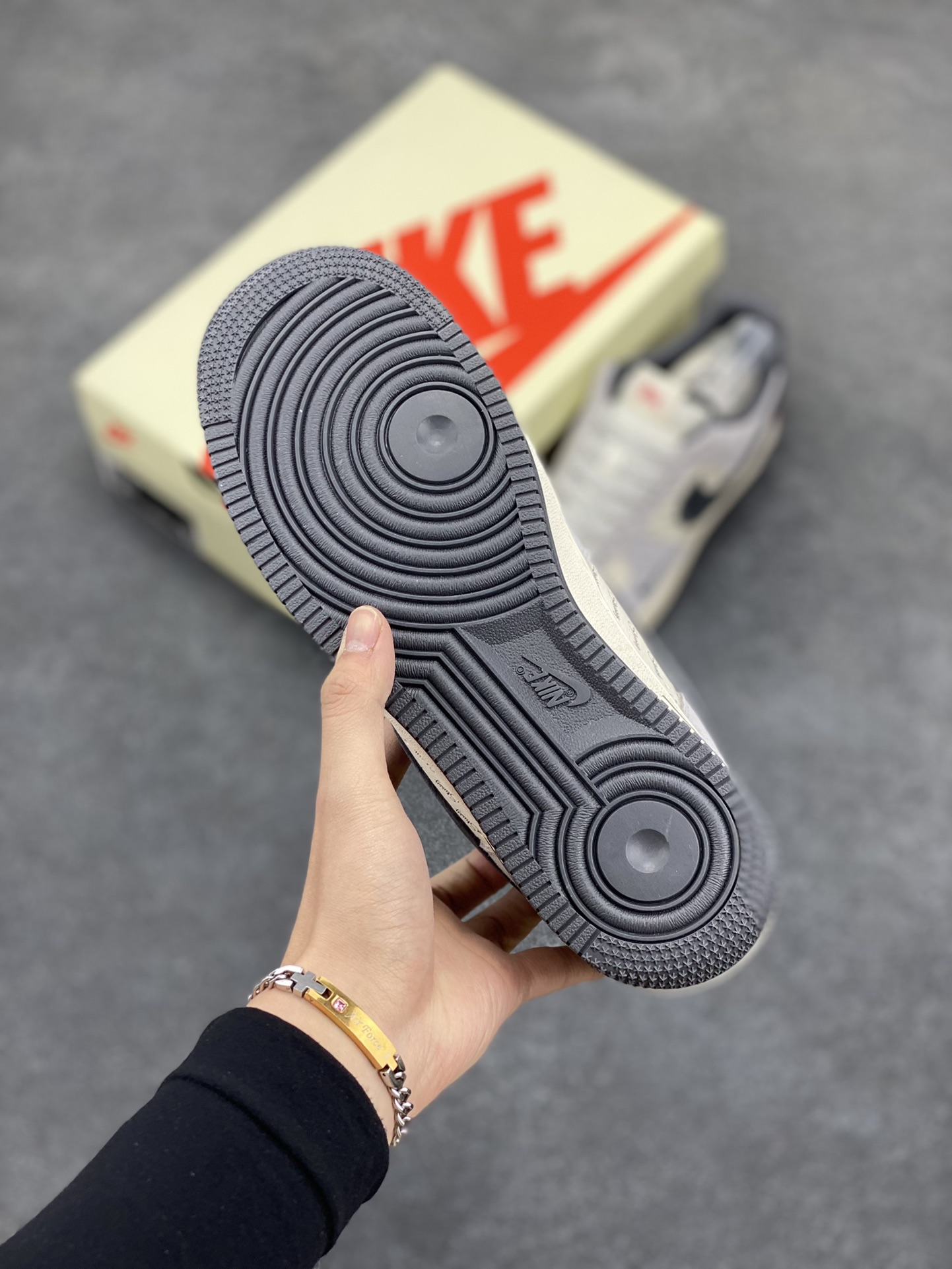 图片[5]-NIke Air Force 1 \’07 Low “斯图西联名——猪八小红标”空军一号 低帮 运动鞋 休闲鞋 折边针车 工艺难度大 原楦头原纸板 原装鞋盒 定制五金配件 内置全掌气垫 原厂鞋底 货号：XS1958-501 尺码：36 36.5 37.5 38 38.5 39 40 40.5 41 42 42.5 43 44 44.5 45-选品中心