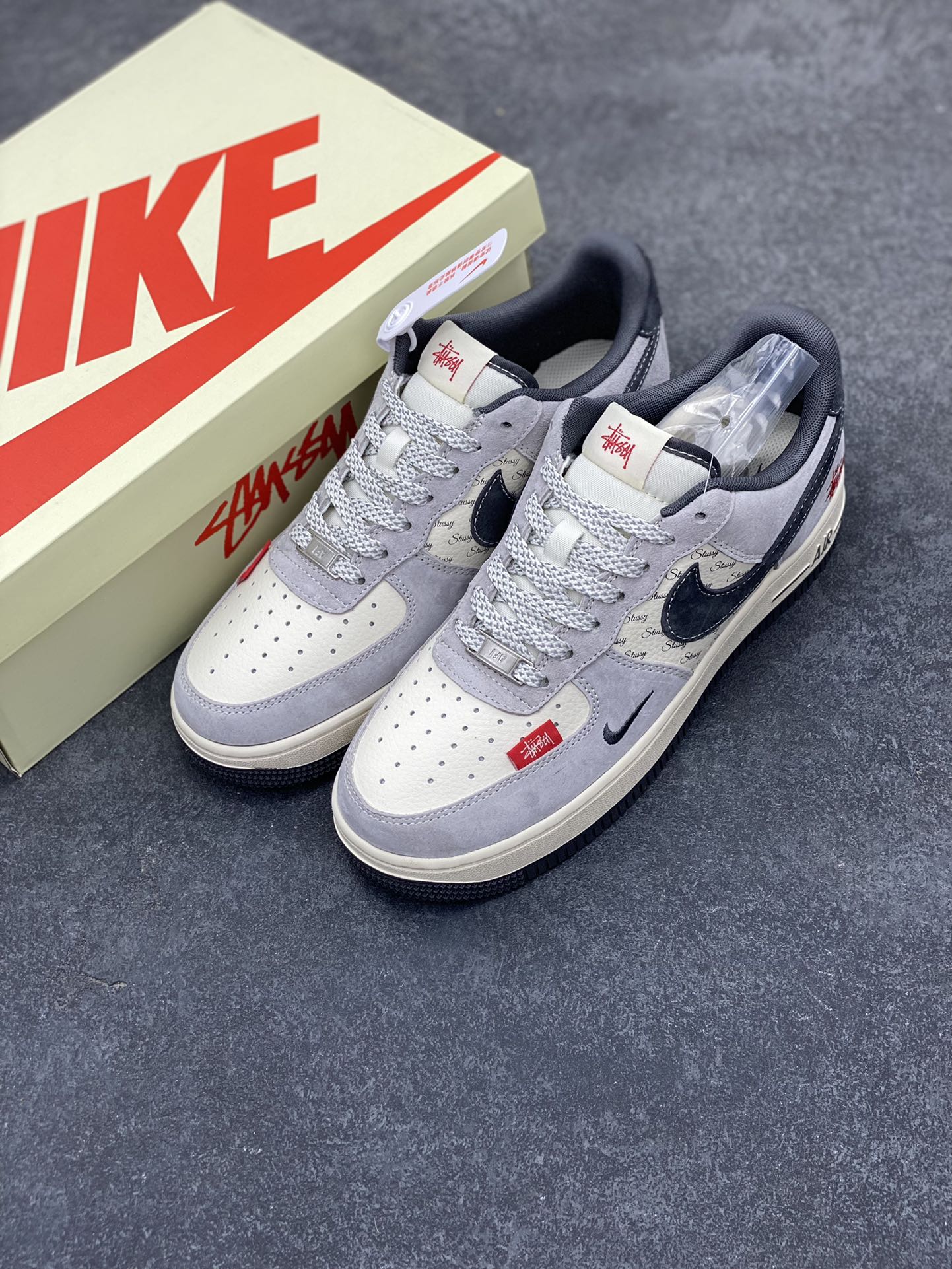 图片[8]-NIke Air Force 1 \’07 Low “斯图西联名——猪八小红标”空军一号 低帮 运动鞋 休闲鞋 折边针车 工艺难度大 原楦头原纸板 原装鞋盒 定制五金配件 内置全掌气垫 原厂鞋底 货号：XS1958-501 尺码：36 36.5 37.5 38 38.5 39 40 40.5 41 42 42.5 43 44 44.5 45-选品中心