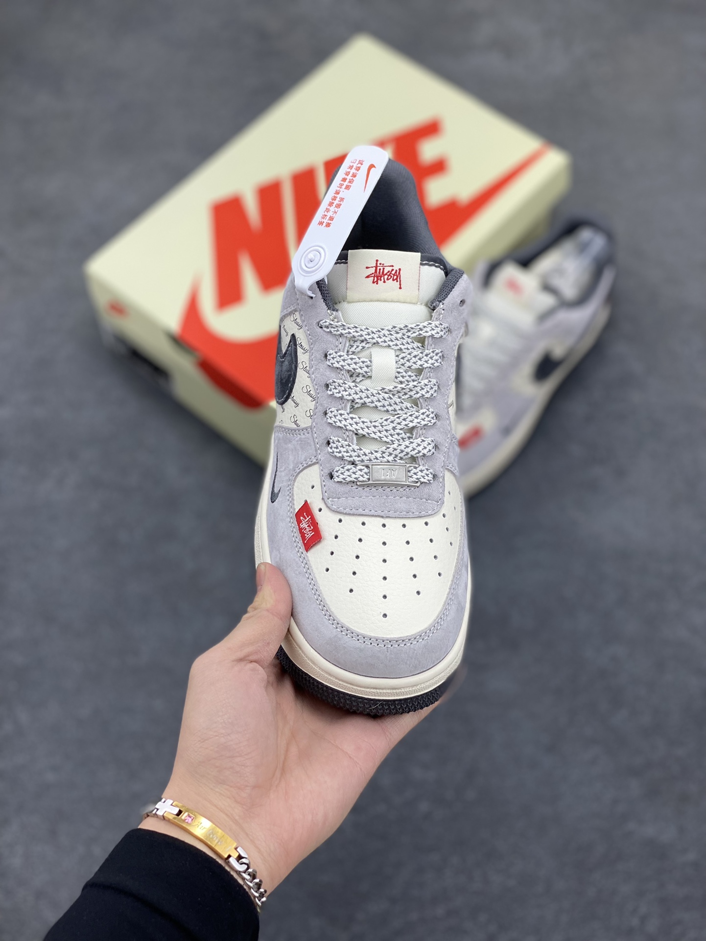 图片[2]-NIke Air Force 1 \’07 Low “斯图西联名——猪八小红标”空军一号 低帮 运动鞋 休闲鞋 折边针车 工艺难度大 原楦头原纸板 原装鞋盒 定制五金配件 内置全掌气垫 原厂鞋底 货号：XS1958-501 尺码：36 36.5 37.5 38 38.5 39 40 40.5 41 42 42.5 43 44 44.5 45-选品中心