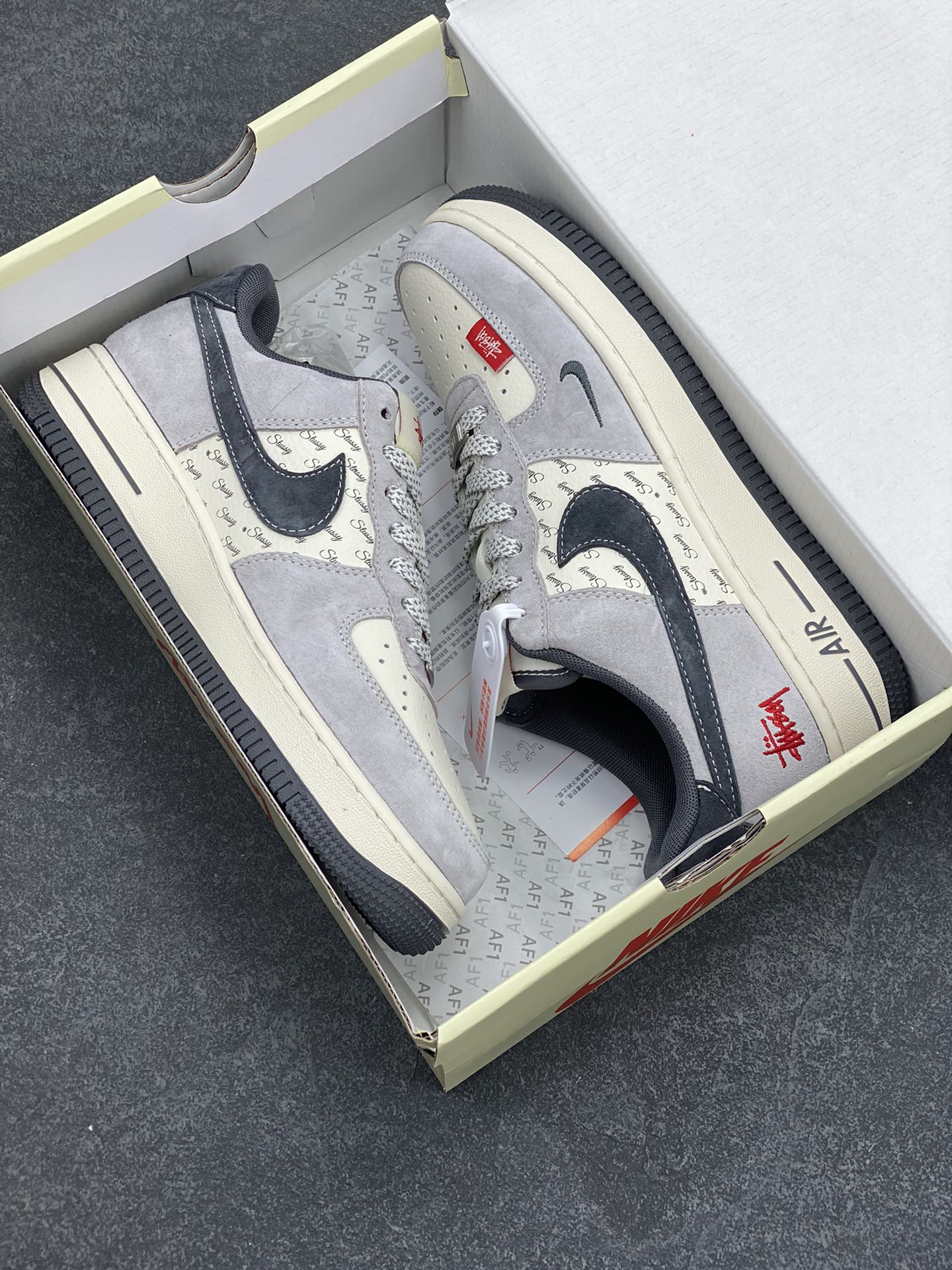 图片[9]-NIke Air Force 1 \’07 Low “斯图西联名——猪八小红标”空军一号 低帮 运动鞋 休闲鞋 折边针车 工艺难度大 原楦头原纸板 原装鞋盒 定制五金配件 内置全掌气垫 原厂鞋底 货号：XS1958-501 尺码：36 36.5 37.5 38 38.5 39 40 40.5 41 42 42.5 43 44 44.5 45-选品中心