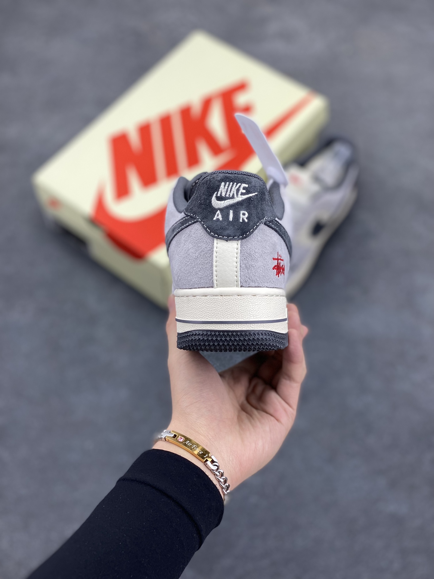 图片[4]-NIke Air Force 1 \’07 Low “斯图西联名——猪八小红标”空军一号 低帮 运动鞋 休闲鞋 折边针车 工艺难度大 原楦头原纸板 原装鞋盒 定制五金配件 内置全掌气垫 原厂鞋底 货号：XS1958-501 尺码：36 36.5 37.5 38 38.5 39 40 40.5 41 42 42.5 43 44 44.5 45-选品中心