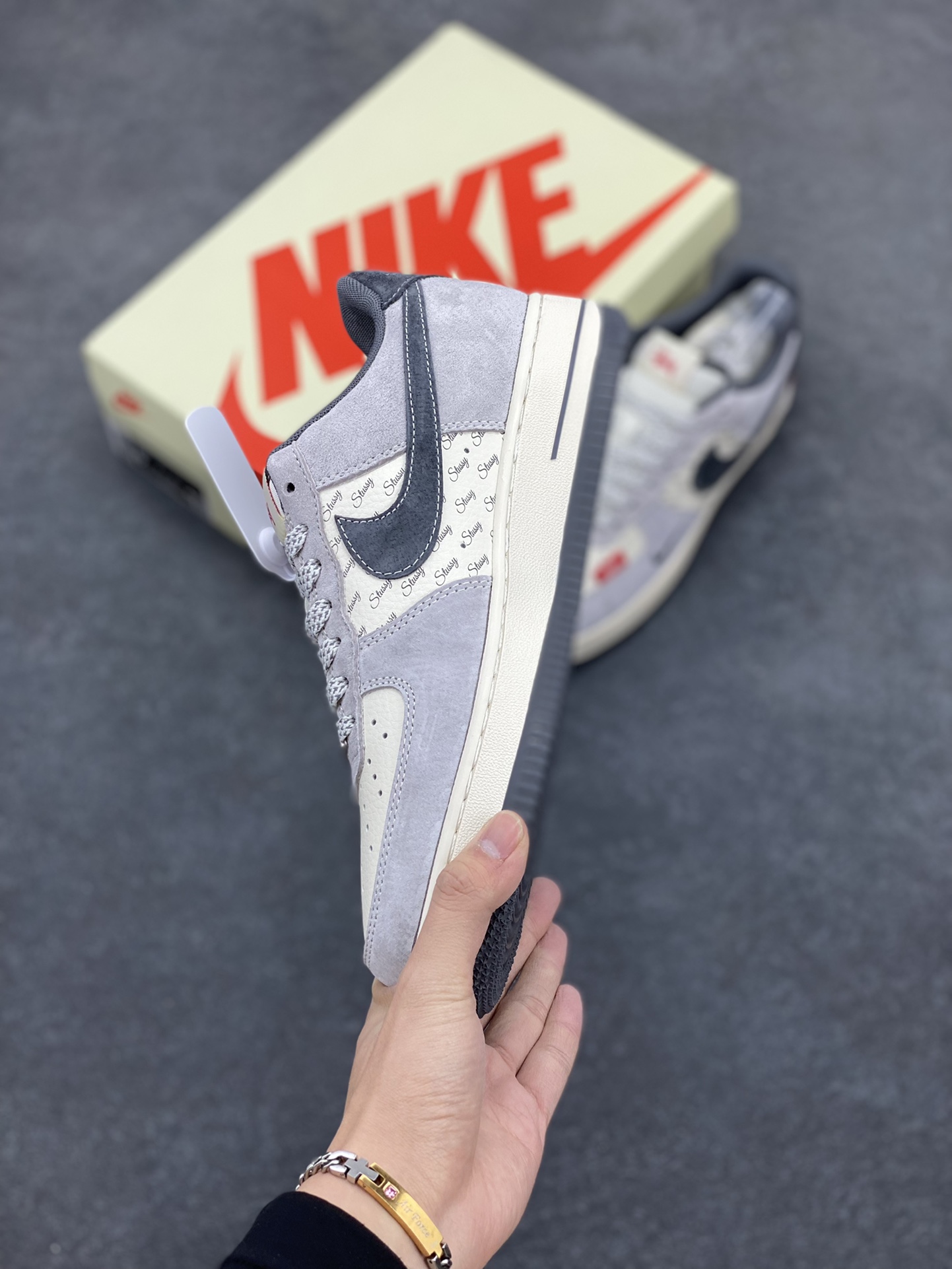 图片[3]-NIke Air Force 1 \’07 Low “斯图西联名——猪八小红标”空军一号 低帮 运动鞋 休闲鞋 折边针车 工艺难度大 原楦头原纸板 原装鞋盒 定制五金配件 内置全掌气垫 原厂鞋底 货号：XS1958-501 尺码：36 36.5 37.5 38 38.5 39 40 40.5 41 42 42.5 43 44 44.5 45-选品中心