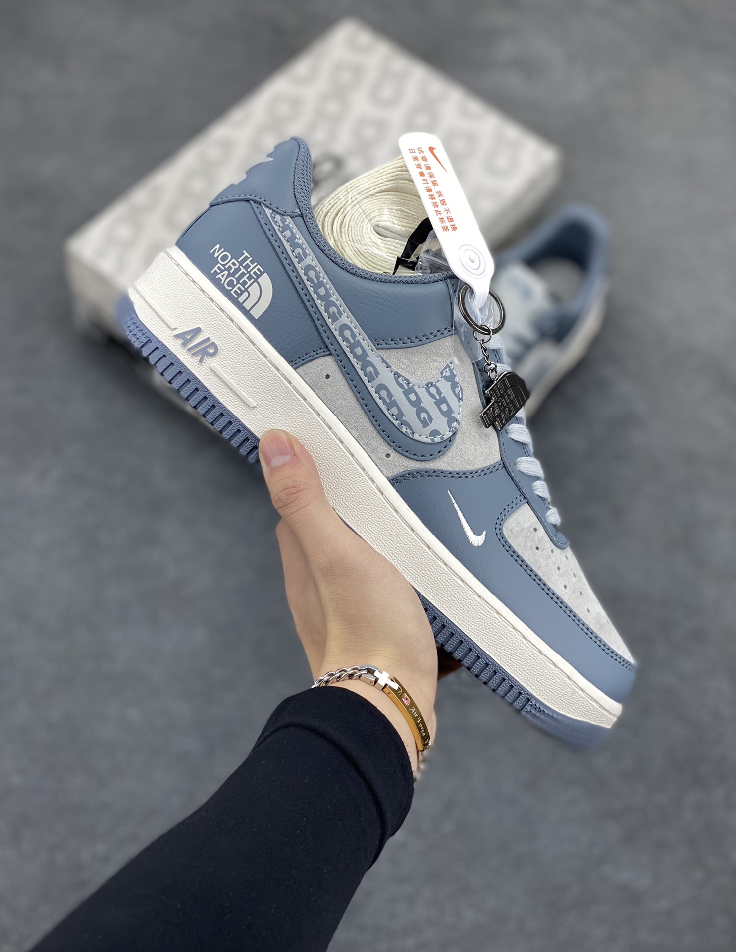 NIke Air Force 1 \’07 Low “北面联名–CDG双勾”空军一号 低帮 运动鞋 休闲鞋 折边针车 工艺难度大 原楦头原纸板 原装鞋盒 定制五金配件 内置全掌气垫 原厂鞋底 货号:DM6688-051 尺码:36 36.5 37.5 38 38.5 39 40 40.5 41 42 42.5 43 44 44.5 45-选品中心
